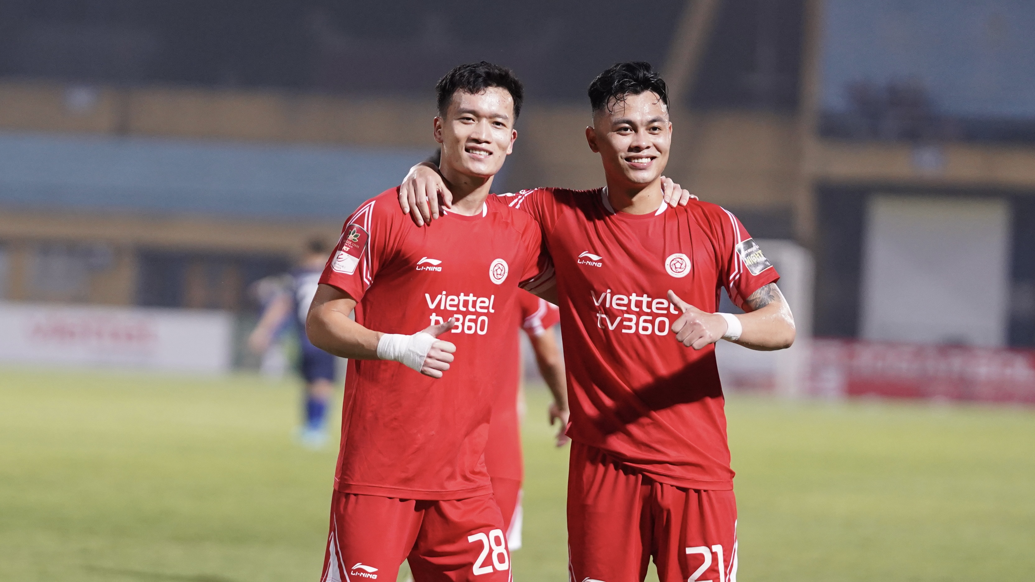 Hoàng Đức an ủi Văn Lâm sau màn xé lưới Bình Định 7
