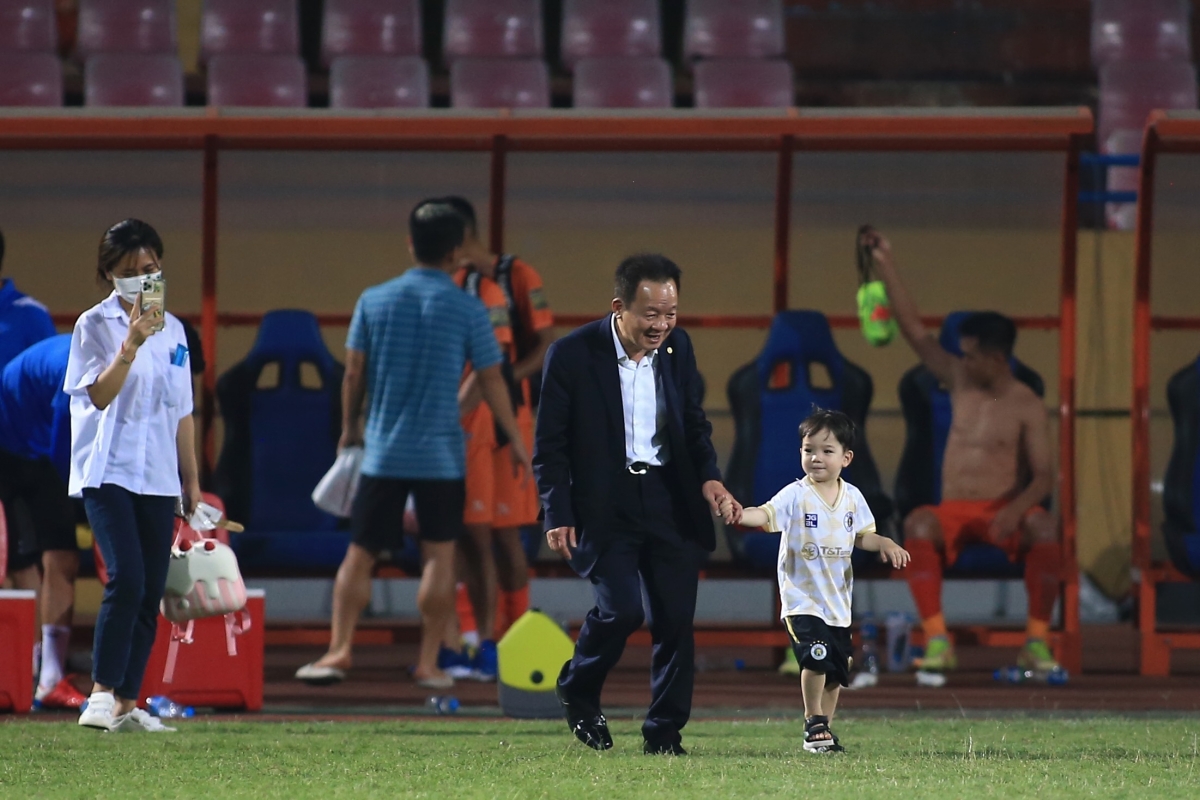 Bầu Hiển cao hứng phá lưới Hà Nội 2 Bầu Hiển cao hứng phá lưới Hà Nội 2