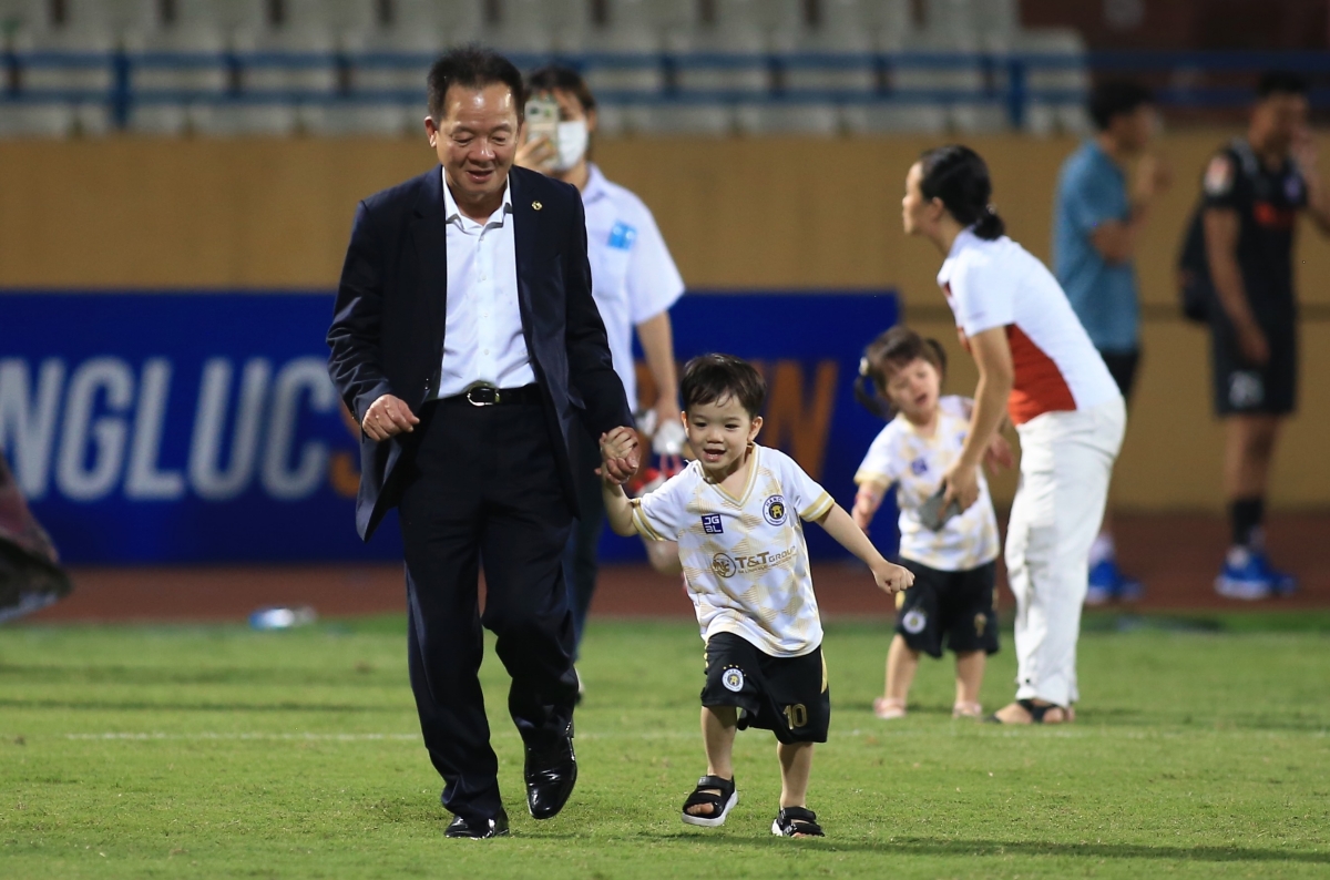 Bầu Hiển cao hứng phá lưới Hà Nội 3 Bầu Hiển cao hứng phá lưới Hà Nội 3