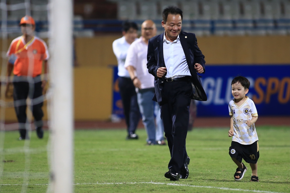 Bầu Hiển cao hứng phá lưới Hà Nội 4 Bầu Hiển cao hứng phá lưới Hà Nội 4