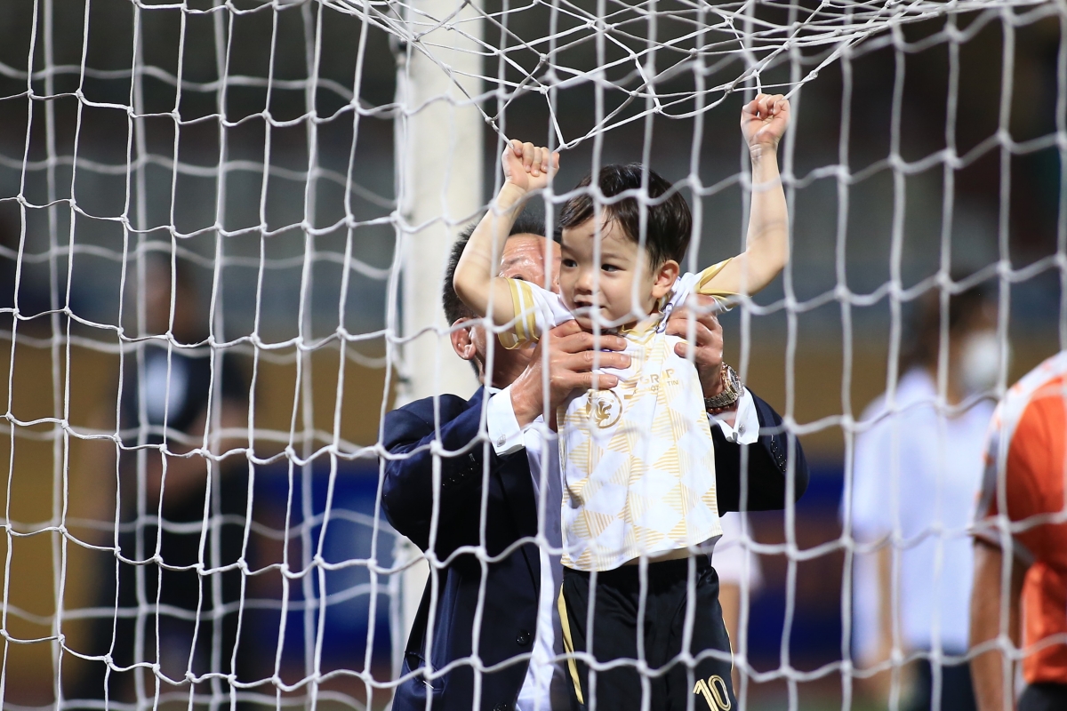 Bầu Hiển cao hứng phá lưới Hà Nội 6 Bầu Hiển cao hứng phá lưới Hà Nội 6