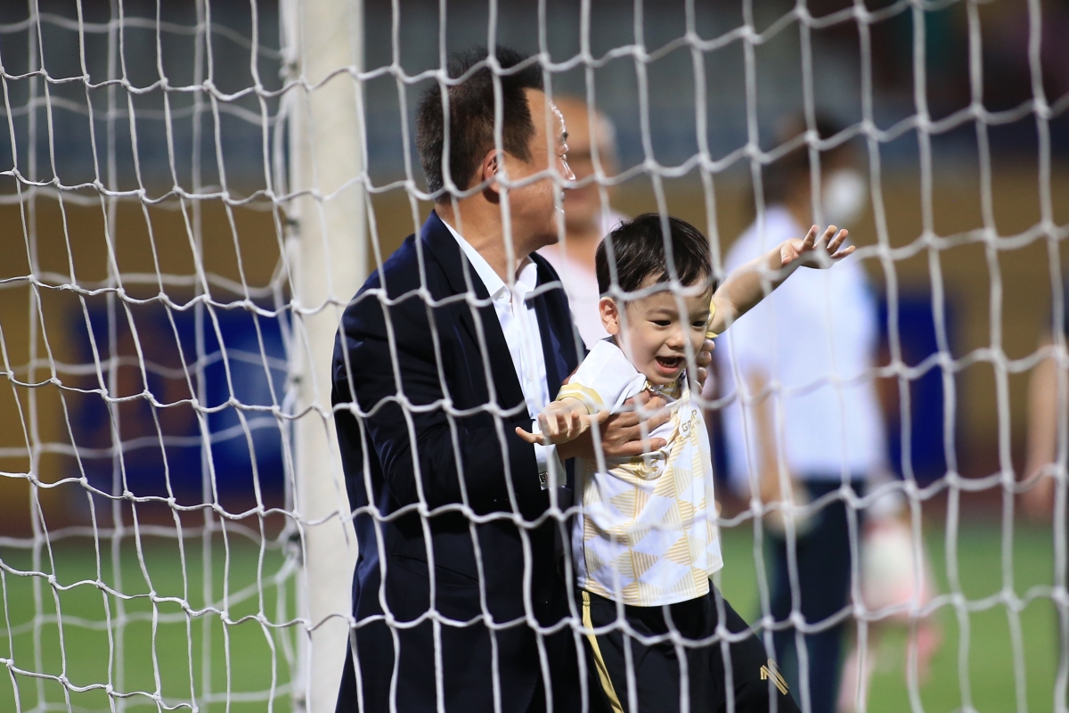 Bầu Hiển cao hứng phá lưới Hà Nội 5 Bầu Hiển cao hứng phá lưới Hà Nội 5