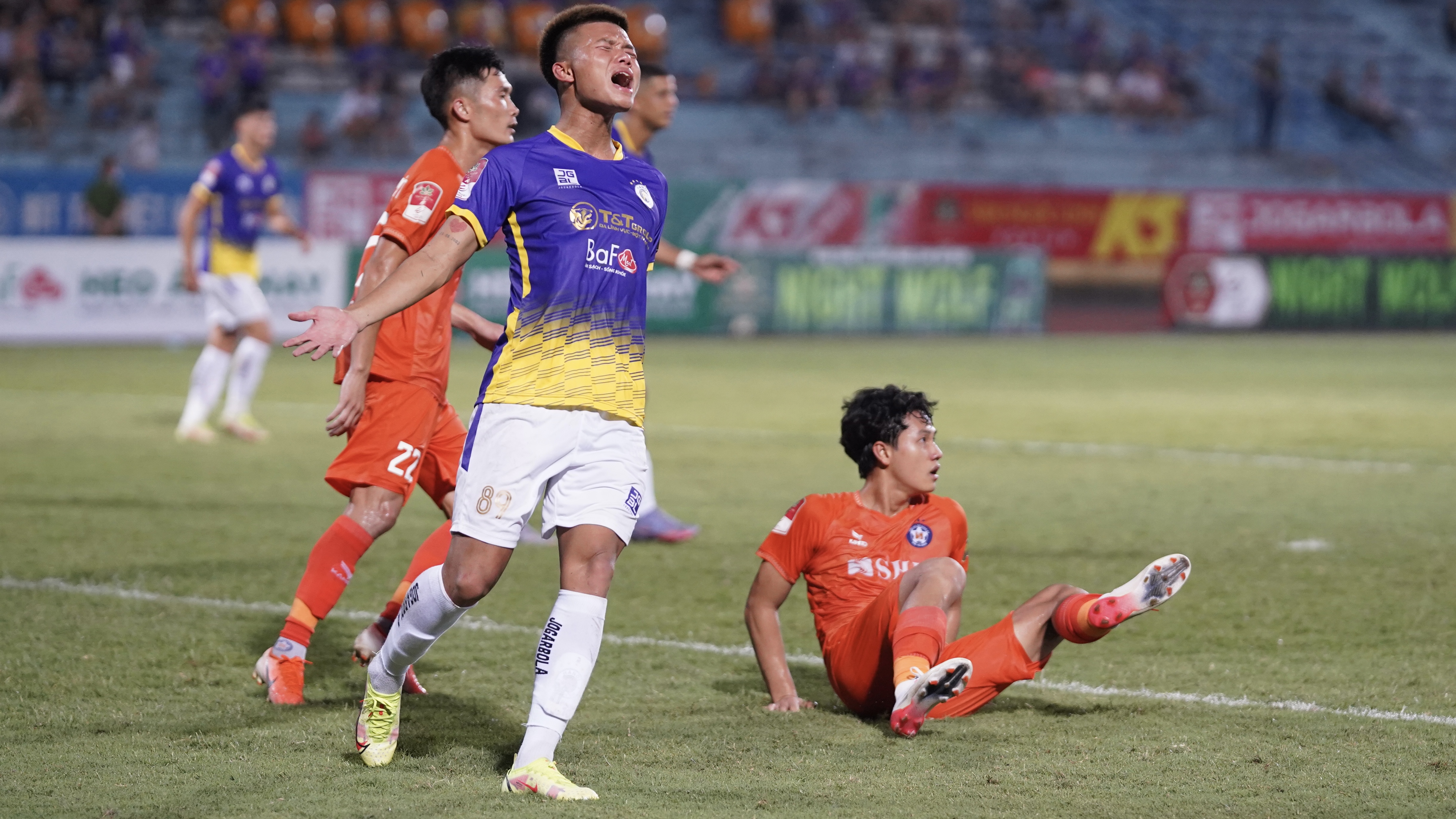 Văn Tùng tắt điện trong ngày đối đầu Lương Duy Cương 6