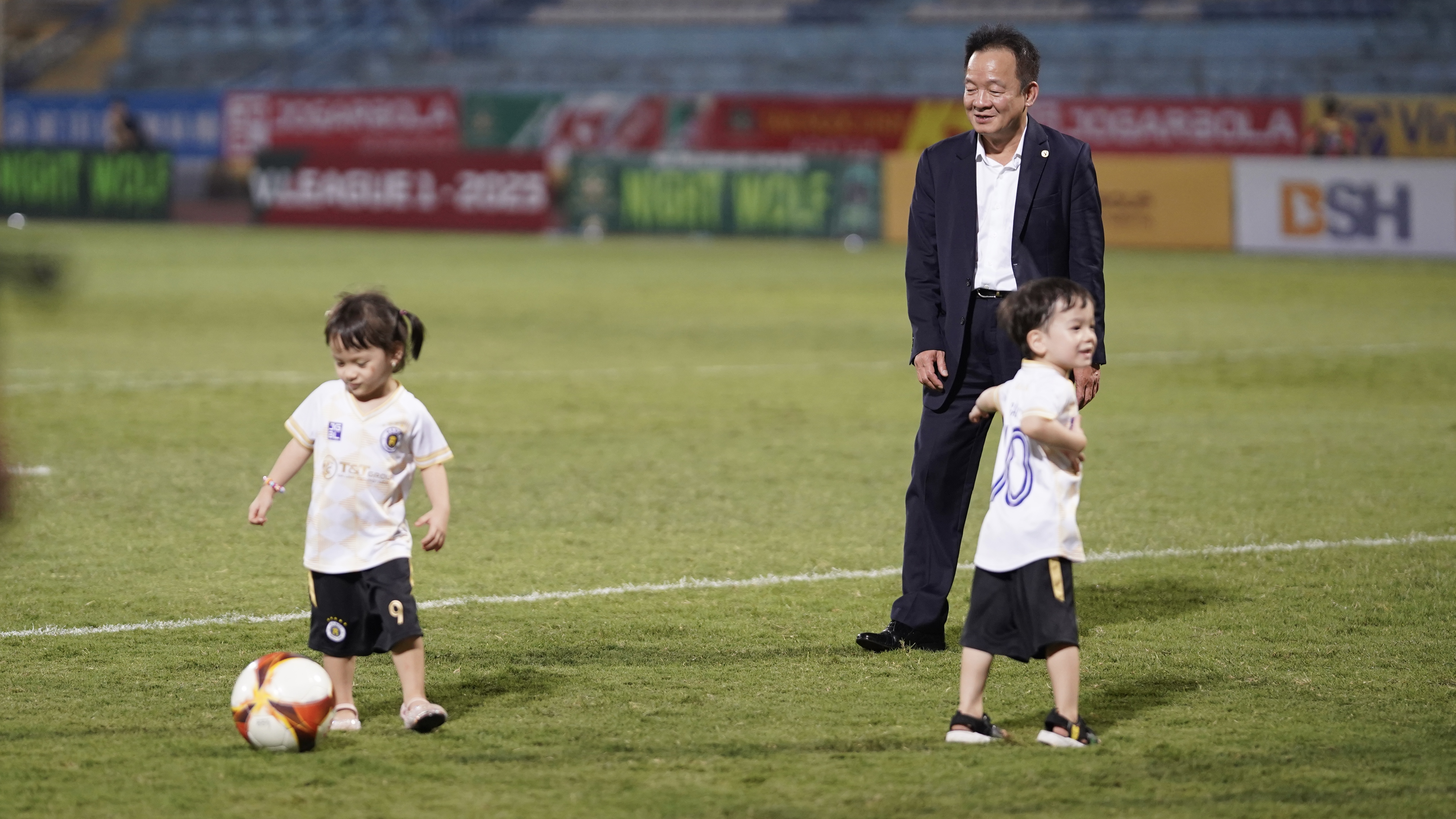 Bầu Hiển cao hứng phá lưới Hà Nội 7 Bầu Hiển cao hứng phá lưới Hà Nội 7