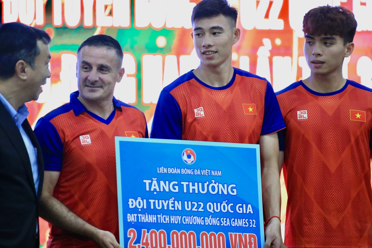 Tuyển nữ Việt Nam nhận thưởng 5,6 tỷ đồng sau chức vô địch SEA Games 32 2