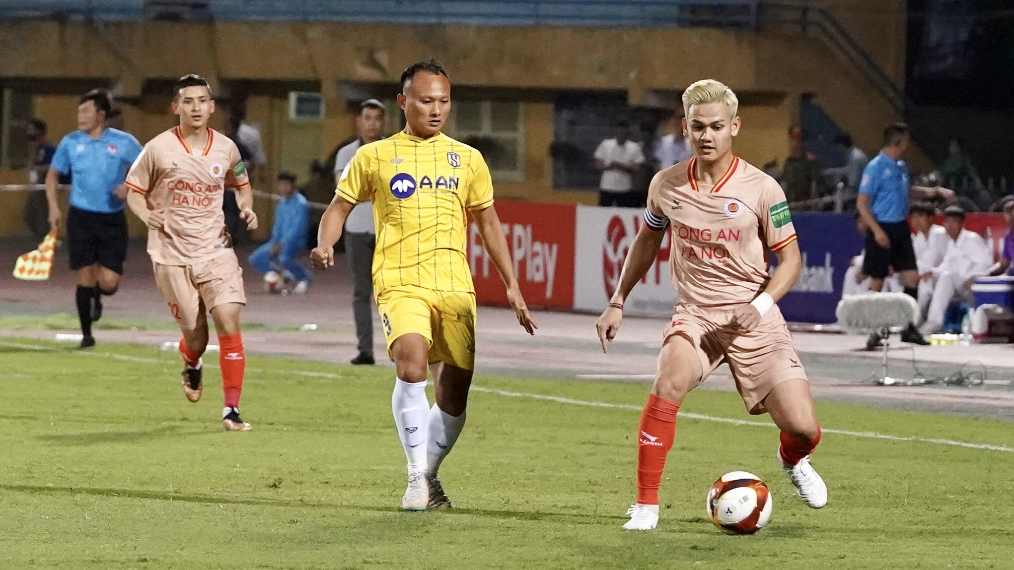 Hồ Tấn Tài xuất hiện với diện mạo mới trong trận thắng SLNA 3