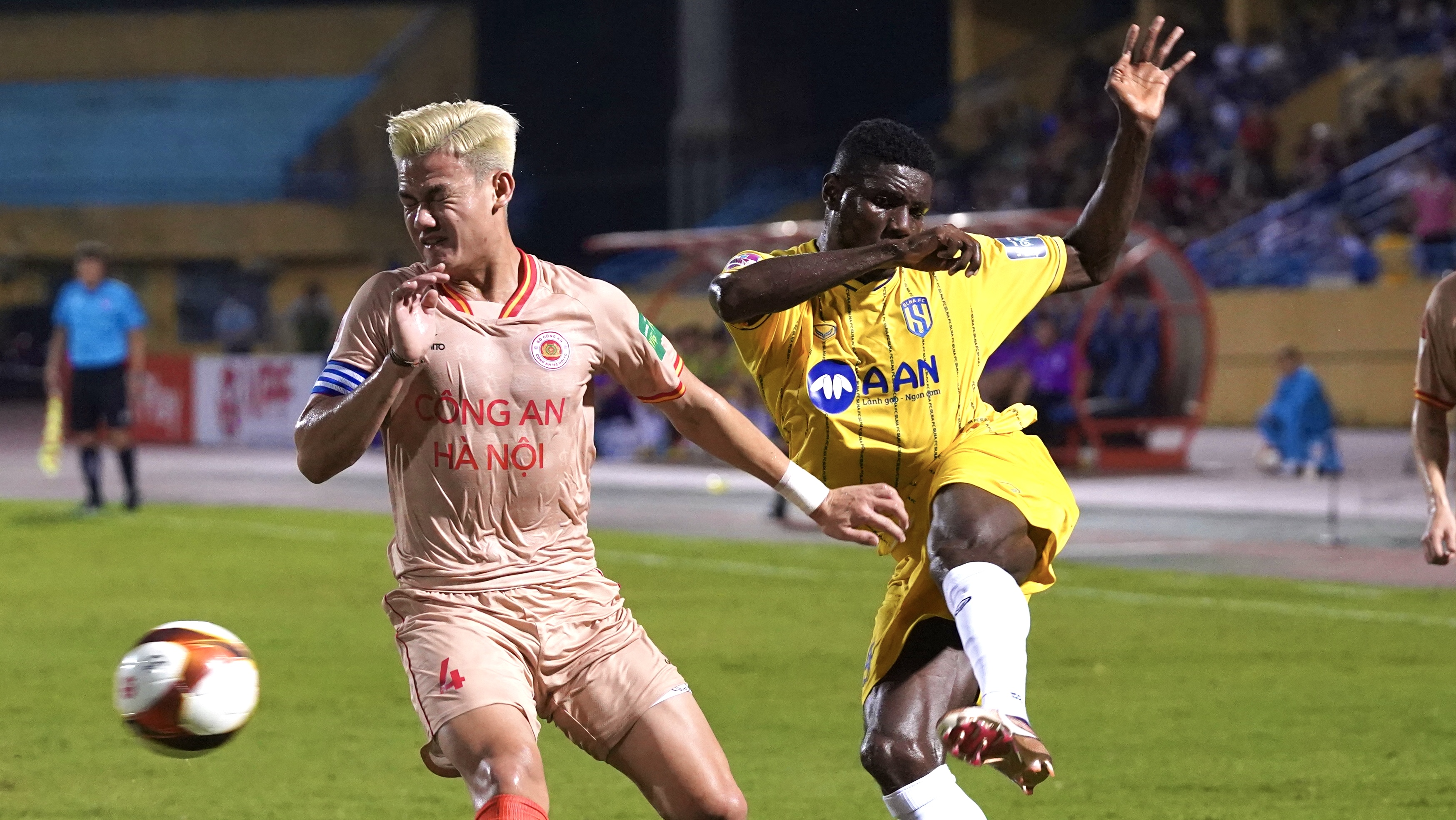 Hồ Tấn Tài xuất hiện với diện mạo mới trong trận thắng SLNA 2