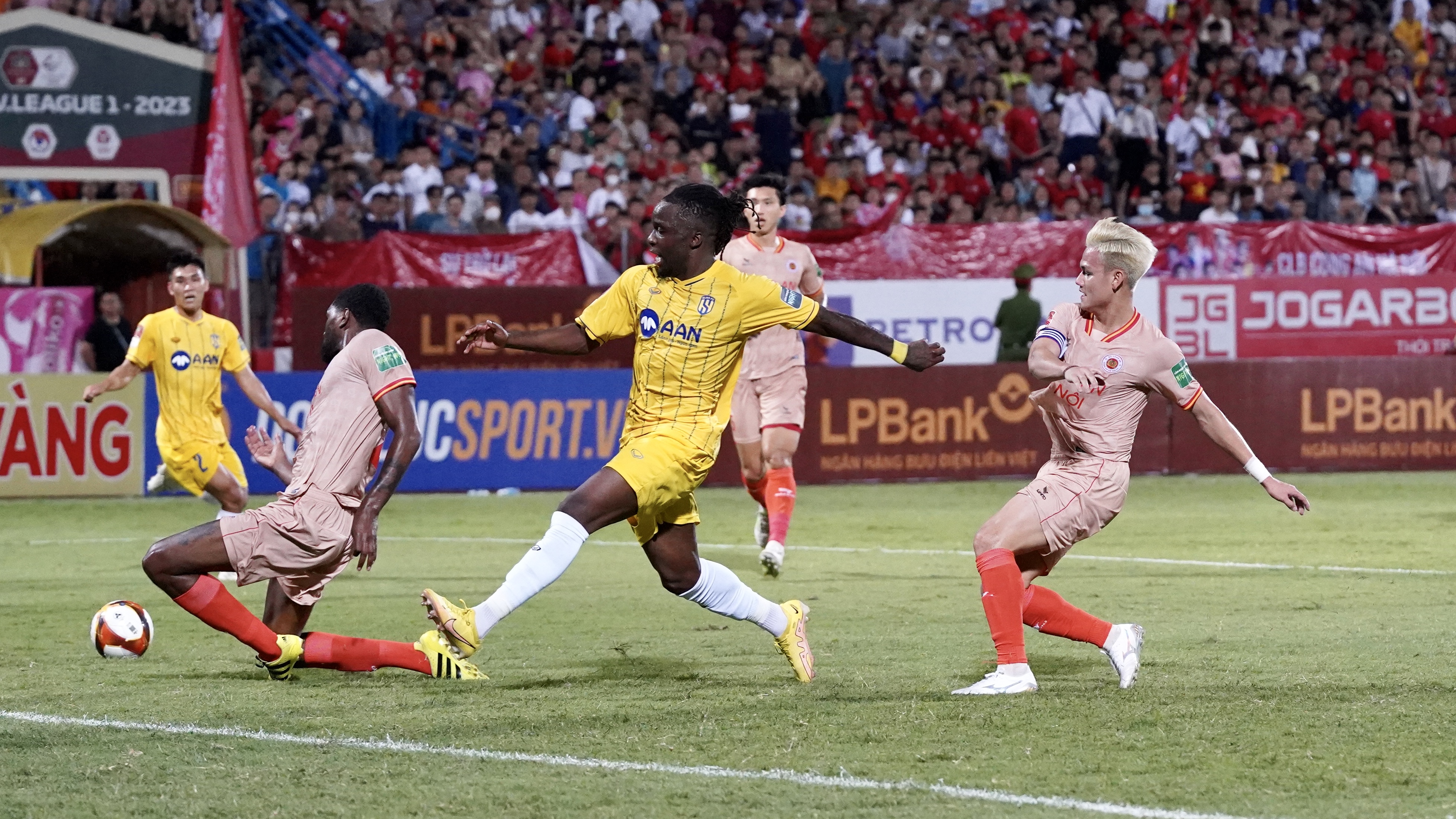 Hồ Tấn Tài xuất hiện với diện mạo mới trong trận thắng SLNA 5