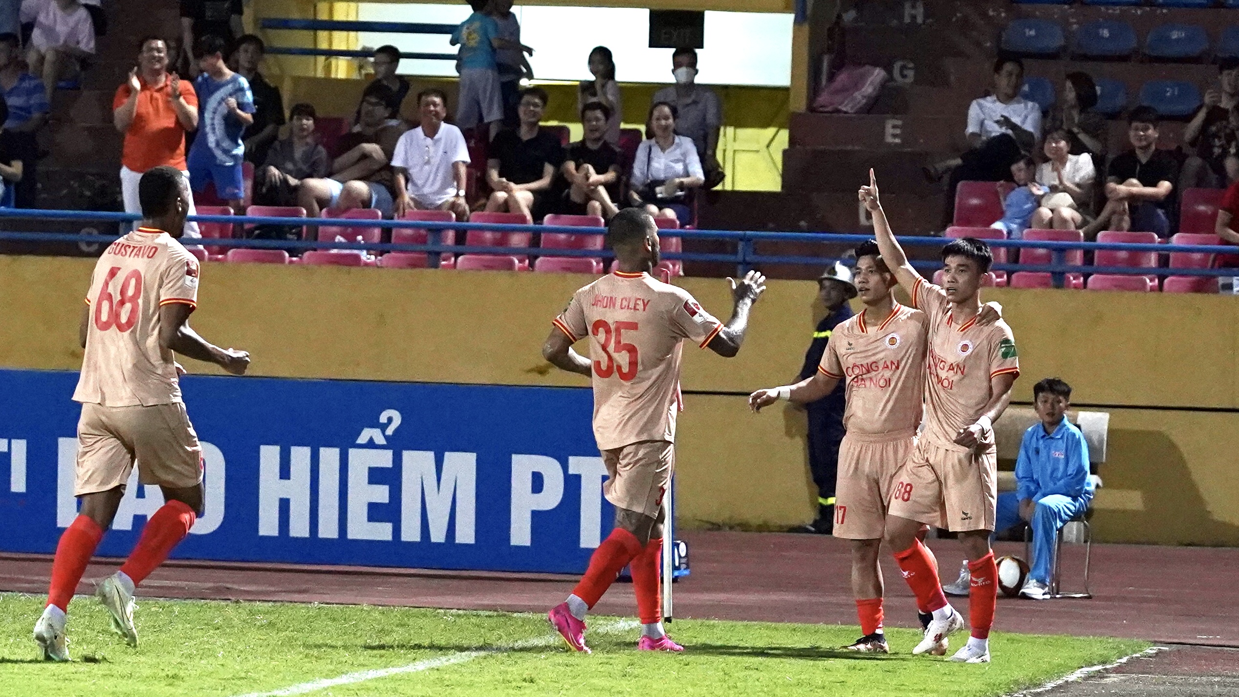 Hồ Tấn Tài xuất hiện với diện mạo mới trong trận thắng SLNA 6