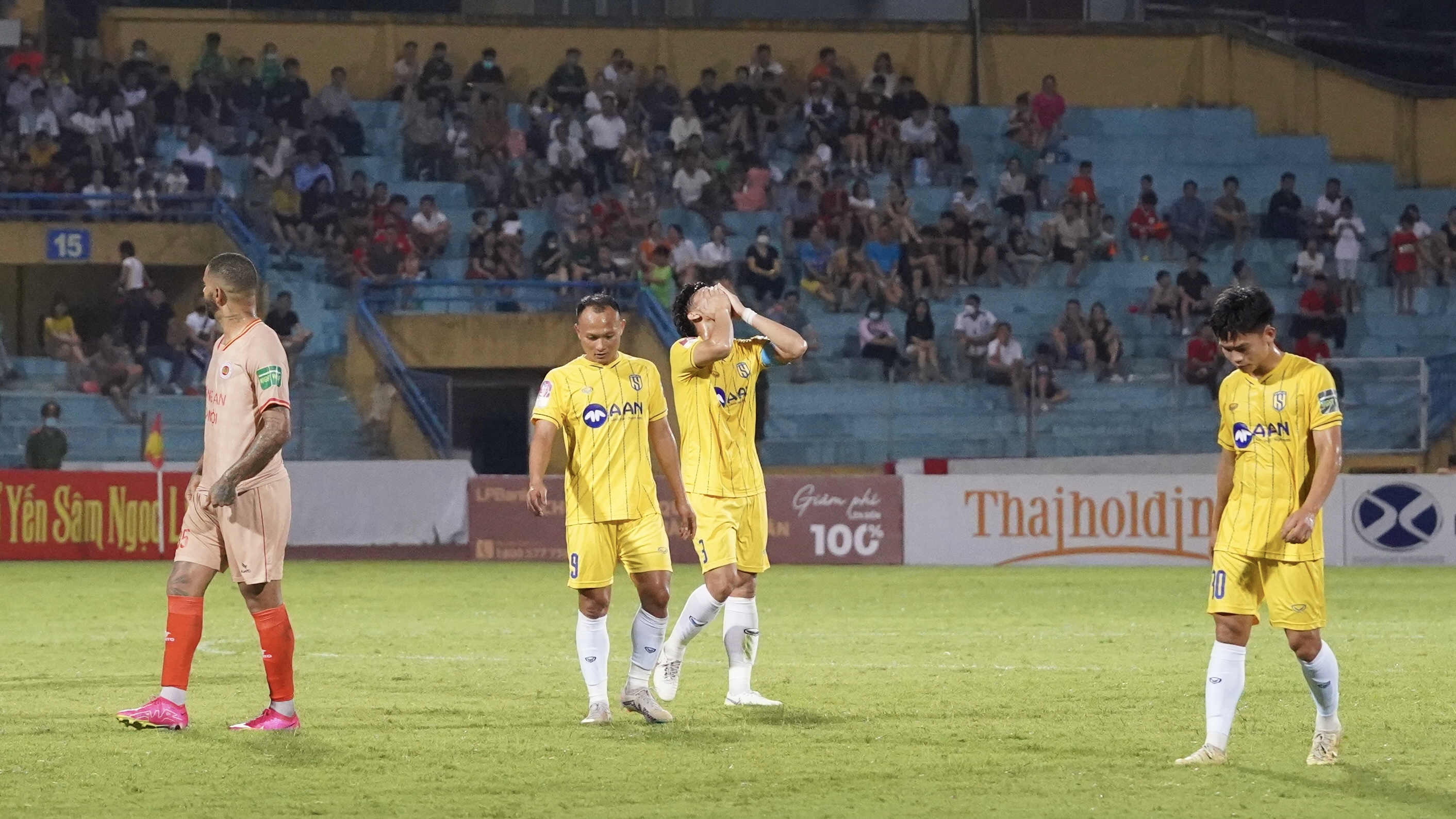 Hồ Tấn Tài xuất hiện với diện mạo mới trong trận thắng SLNA 8