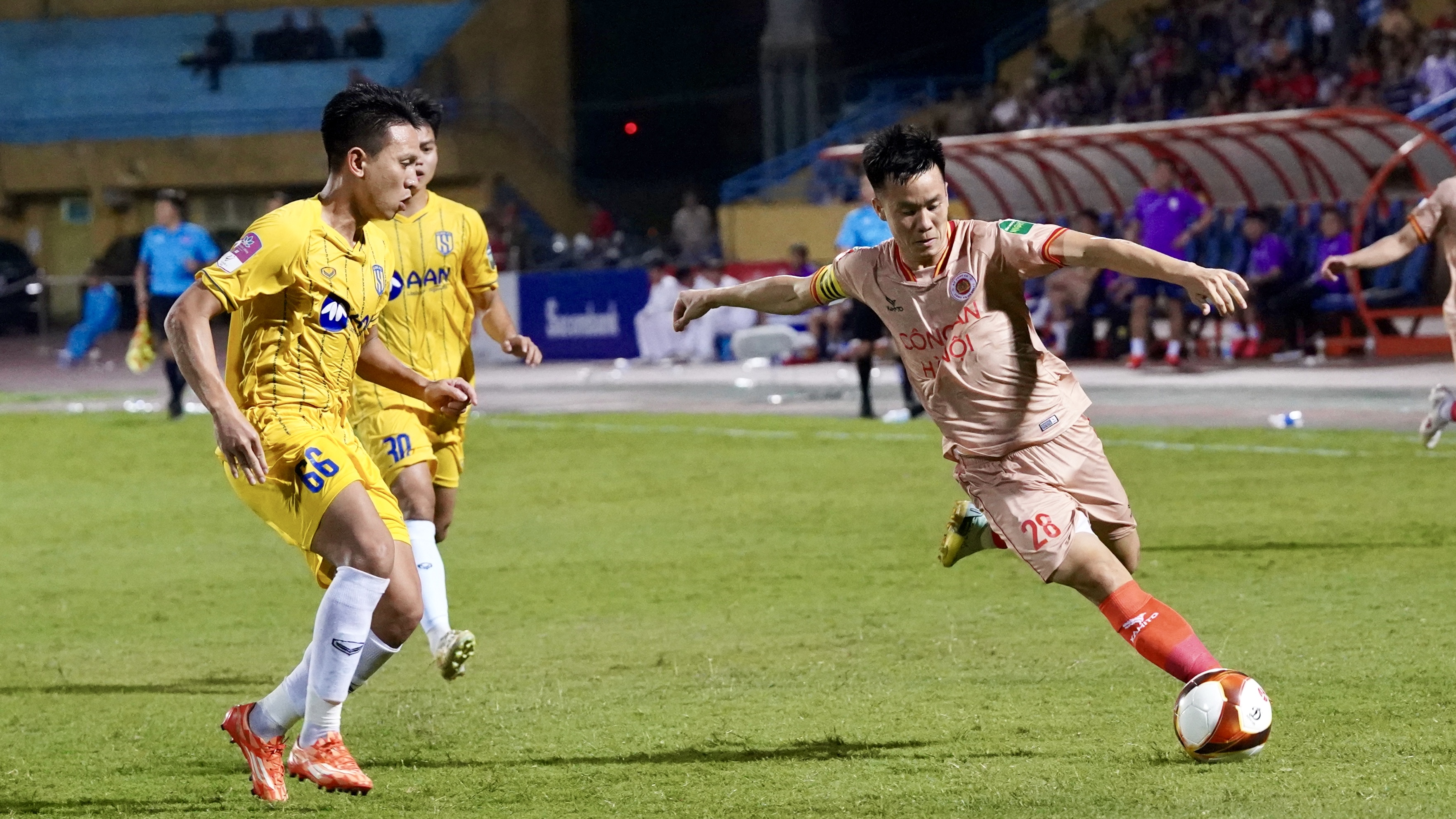 Hồ Tấn Tài xuất hiện với diện mạo mới trong trận thắng SLNA 7