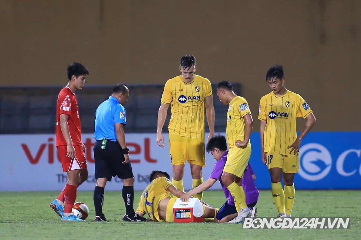 Nhâm Mạnh Dũng bật khóc khi ghi bàn vào lưới SLNA 1