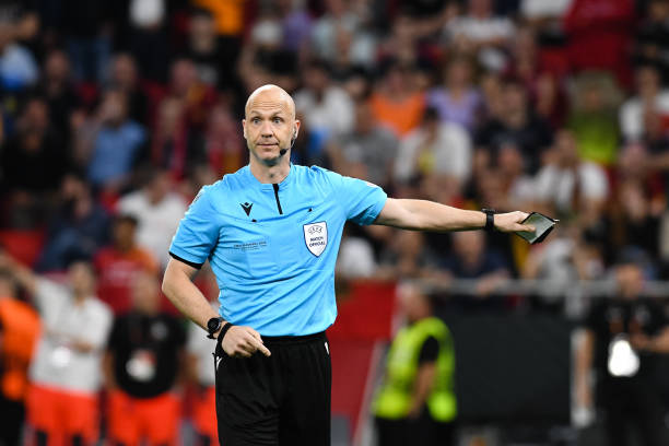 Anthony Taylor da bi UEFA dieu tra vi nhung quyet dinh tranh cai o tran chung ket Europa League