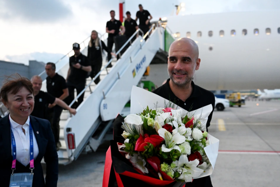 HLV cua Man City no mot nu cuoi rang ro khi di den Istanbul.