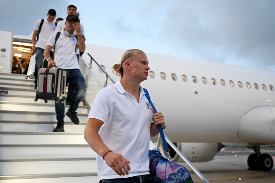 Erling Haaland buoc xuong may bay anh dang dan dau danh sach ghi ban o Champions League mua nay voi 12 pha lap cong.