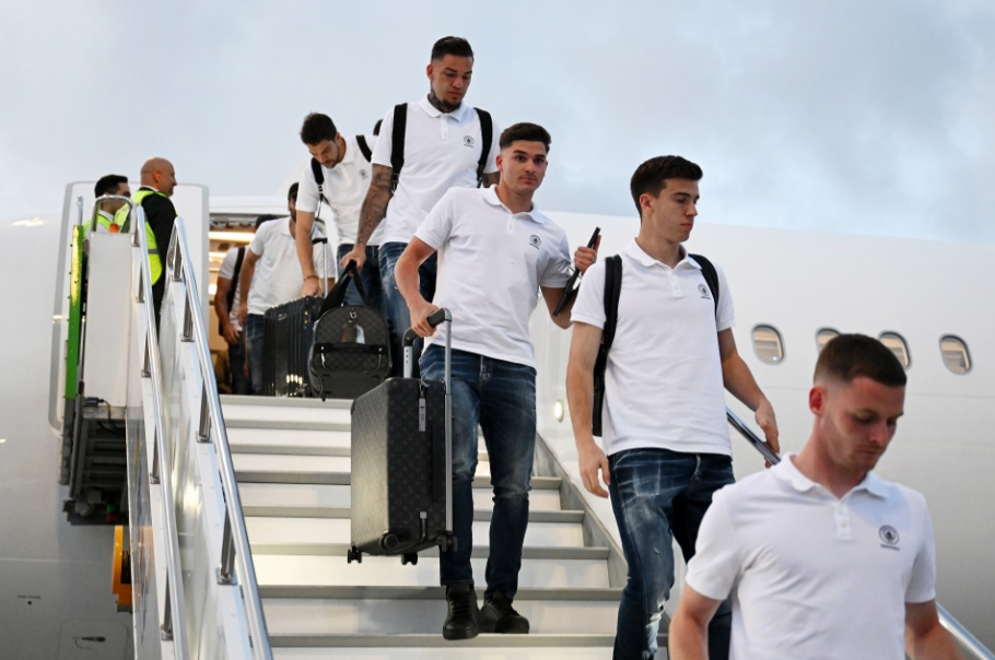 Cac cau thu Man City mac ao mau trang va quan jean xanh.