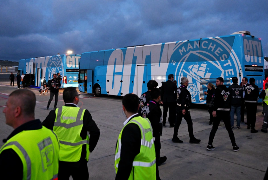 Xe cho cac thanh vien cua Man City doi san ho se tro ve khach san truoc khi co buoi tap lam quen san van dong dien ra tran chung ket.  
