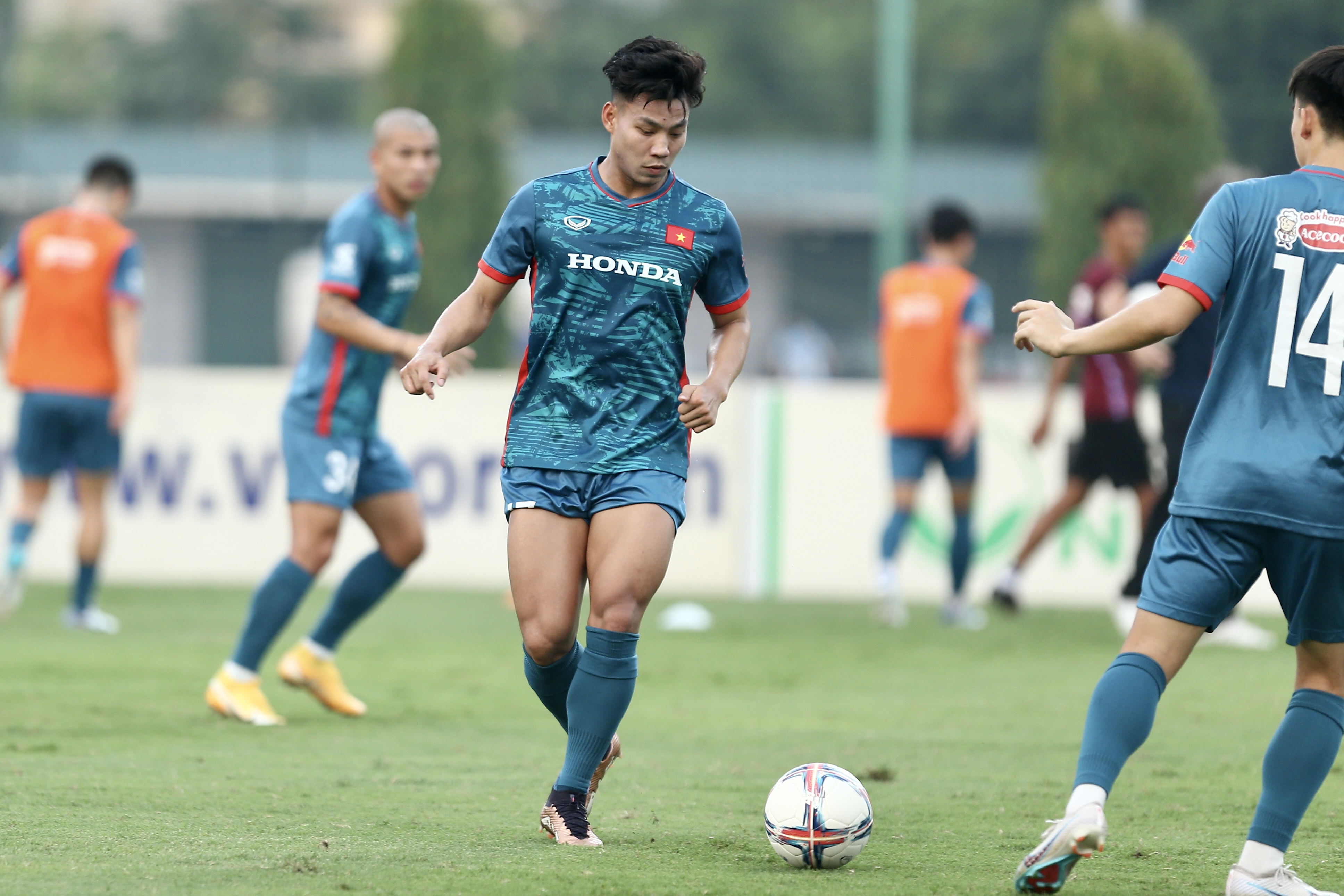 Công Phượng, Quang Hải giữ phong thái tập luyệp chuyên nghiệp 7