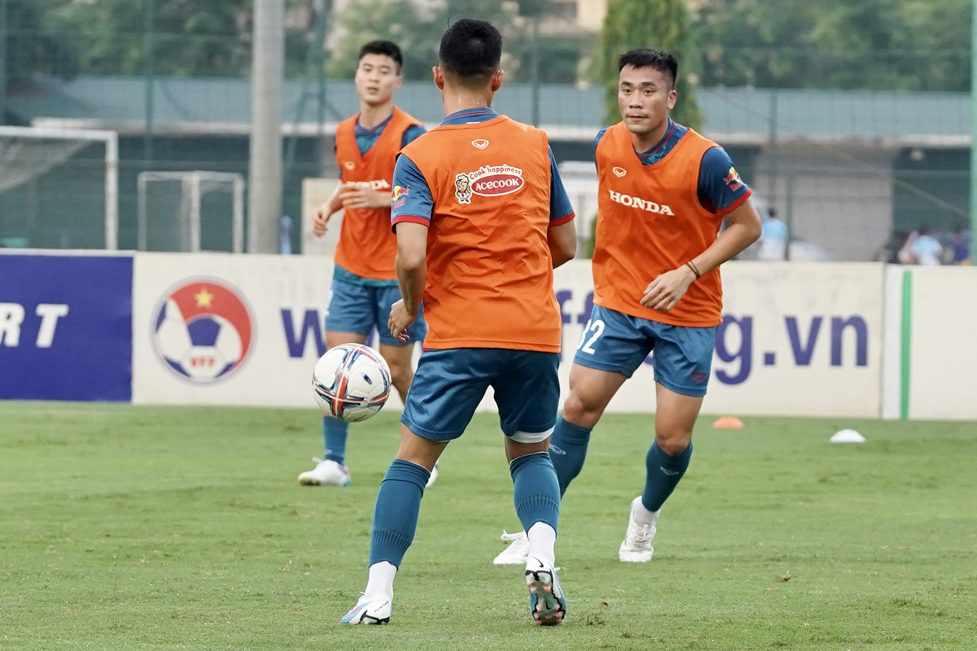 Công Phượng, Quang Hải giữ phong thái tập luyệp chuyên nghiệp 6