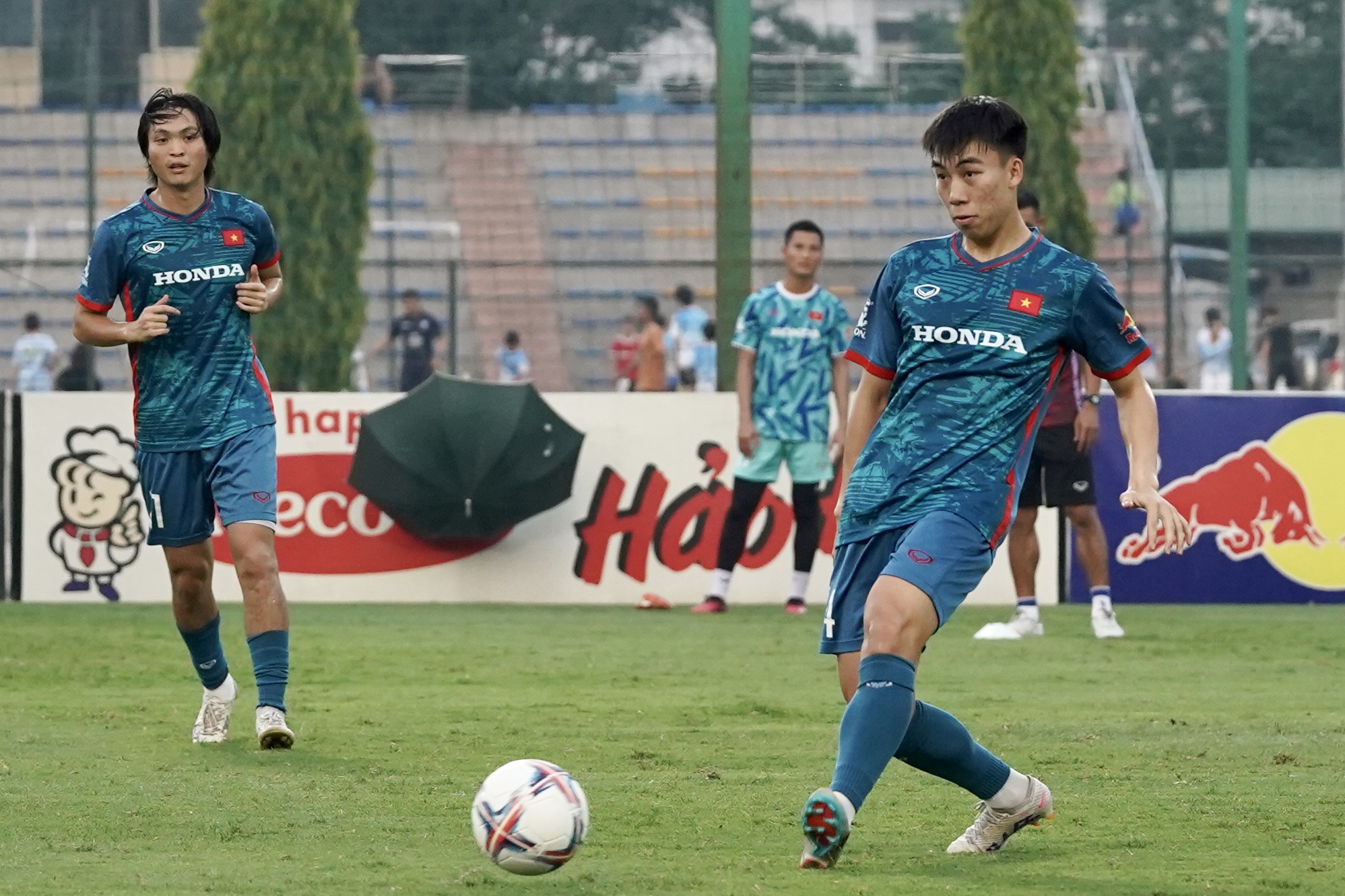 Công Phượng, Quang Hải giữ phong thái tập luyệp chuyên nghiệp 4