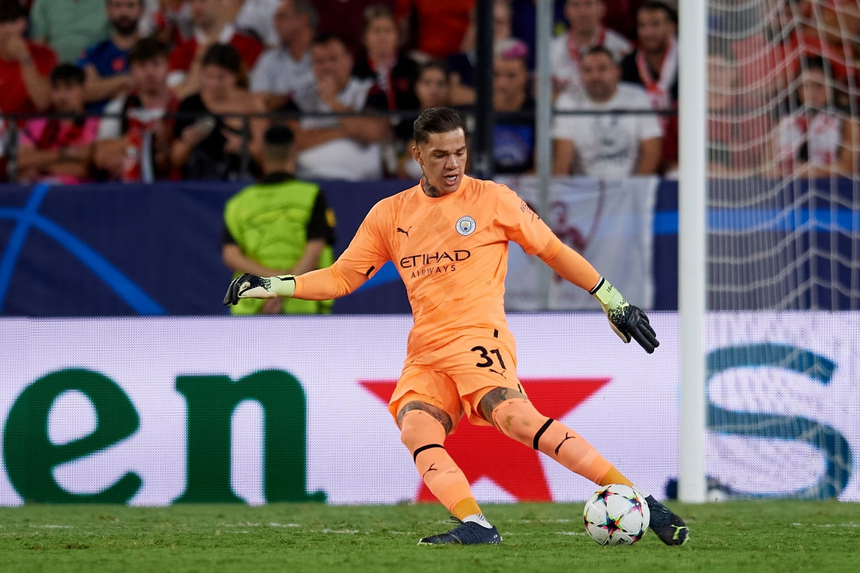 Ederson chính là unsung-hero trong chiến tích ăn 3 của Man City 4 Ederson chính là unsung-hero trong chiến tích ăn 3 của Man City 4