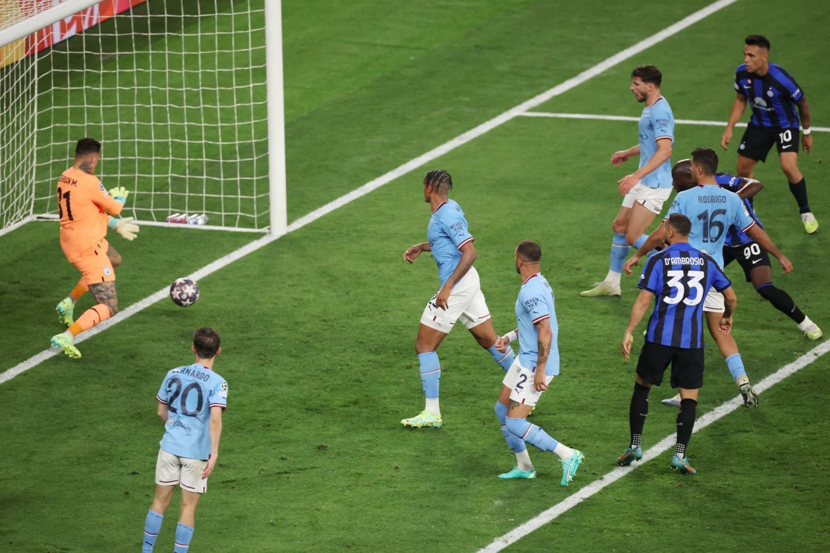 Ederson chính là unsung-hero trong chiến tích ăn 3 của Man City 1 Ederson chính là unsung-hero trong chiến tích ăn 3 của Man City 1