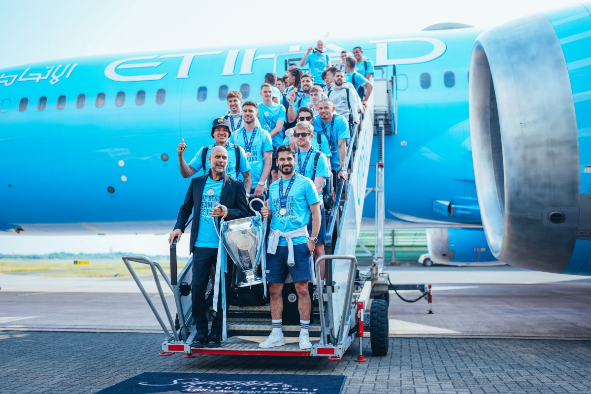 Man City tro ve sau chuc vo dich Champions League