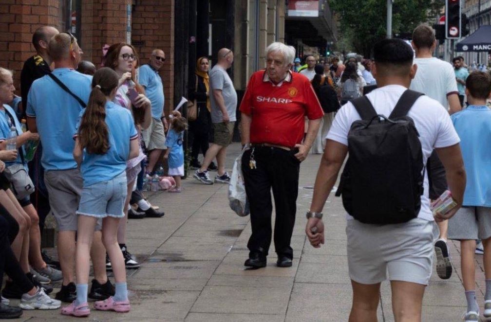 Mưa lớn trong ngày Man City diễu hành mừng cú ăn ba lịch sử 7