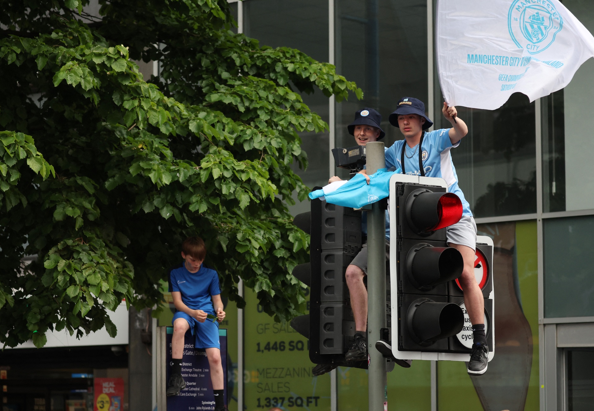 Mưa lớn trong ngày Man City diễu hành mừng cú ăn ba lịch sử 4