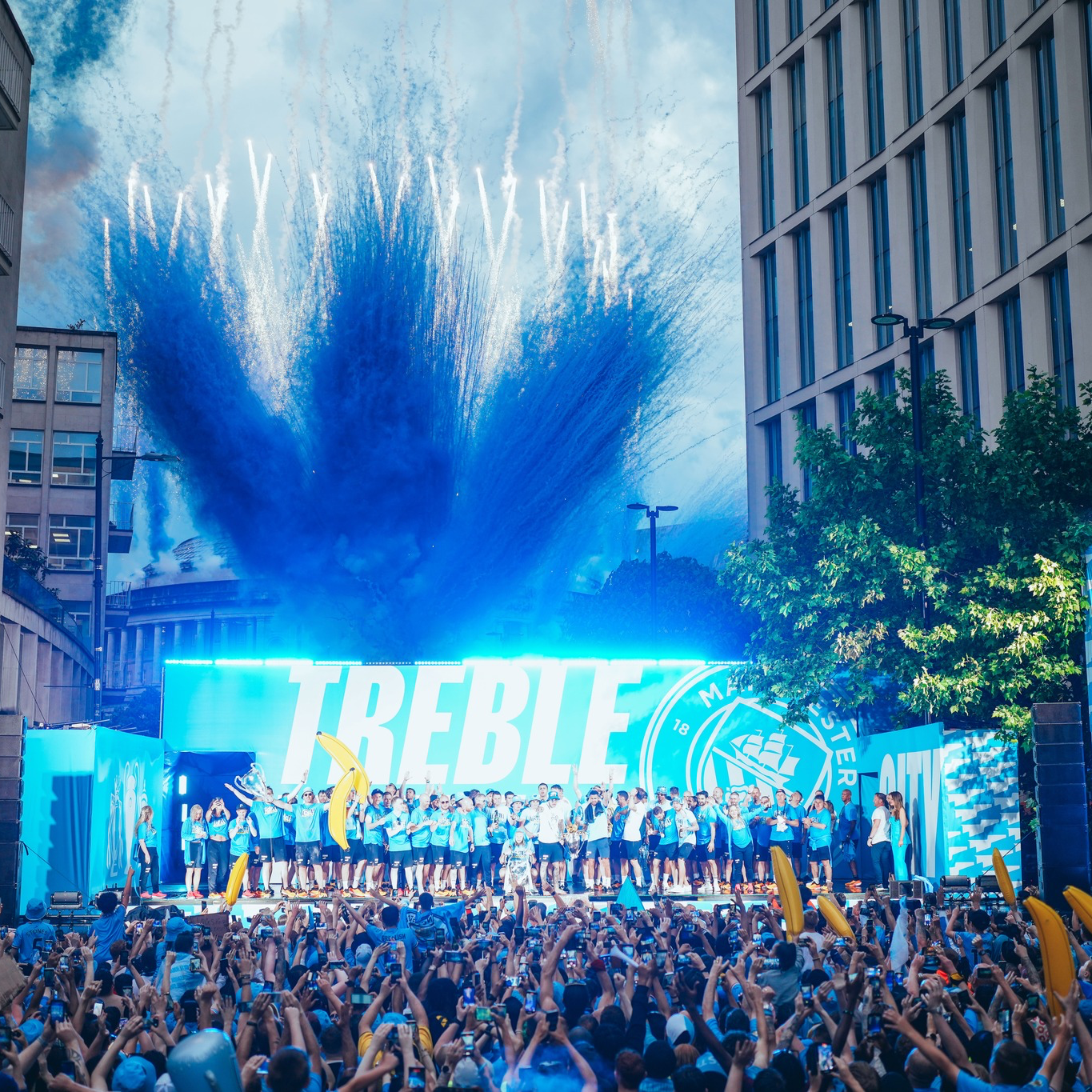 Mưa lớn trong ngày Man City diễu hành mừng cú ăn ba lịch sử 10