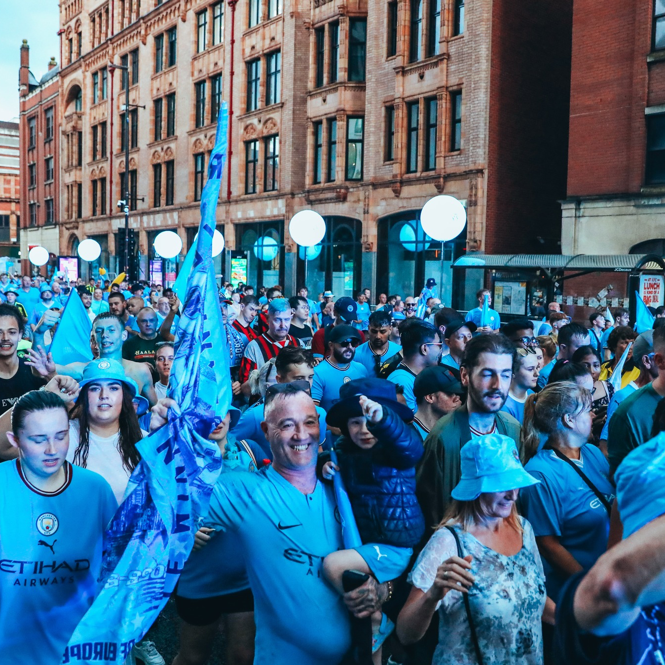 Mưa lớn trong ngày Man City diễu hành mừng cú ăn ba lịch sử 6