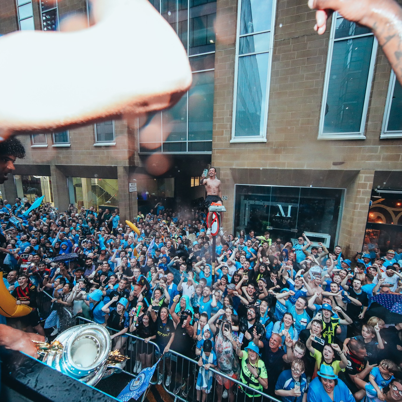 Mưa lớn trong ngày Man City diễu hành mừng cú ăn ba lịch sử 1