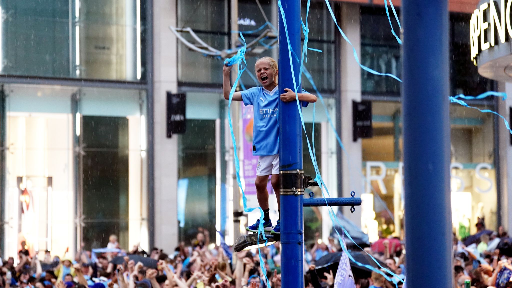 Mưa lớn trong ngày Man City diễu hành mừng cú ăn ba lịch sử 5