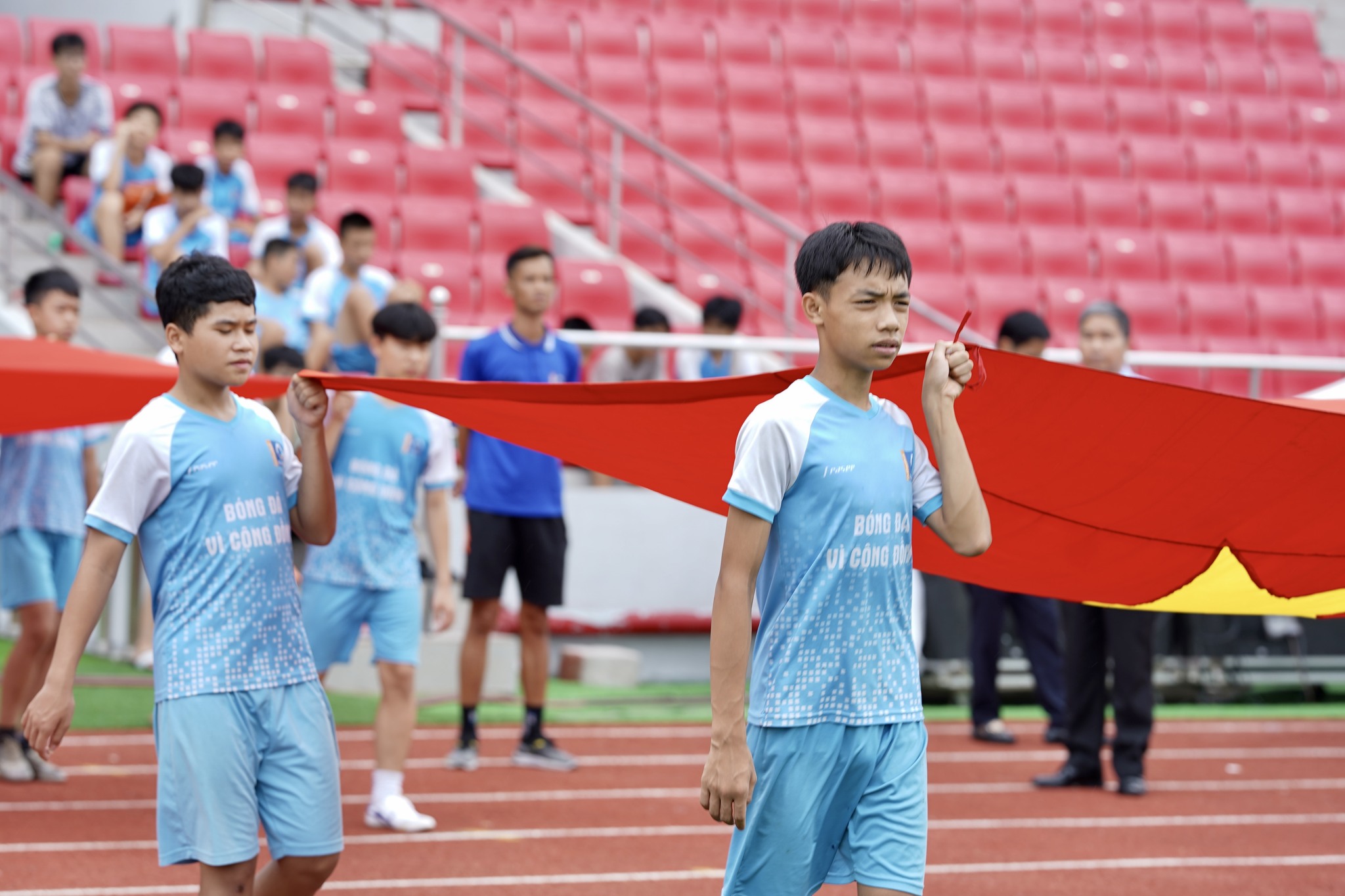 Bầu Hoàn thị sát sân Lạch Tray trước trận đấu của ĐT Việt Nam 4