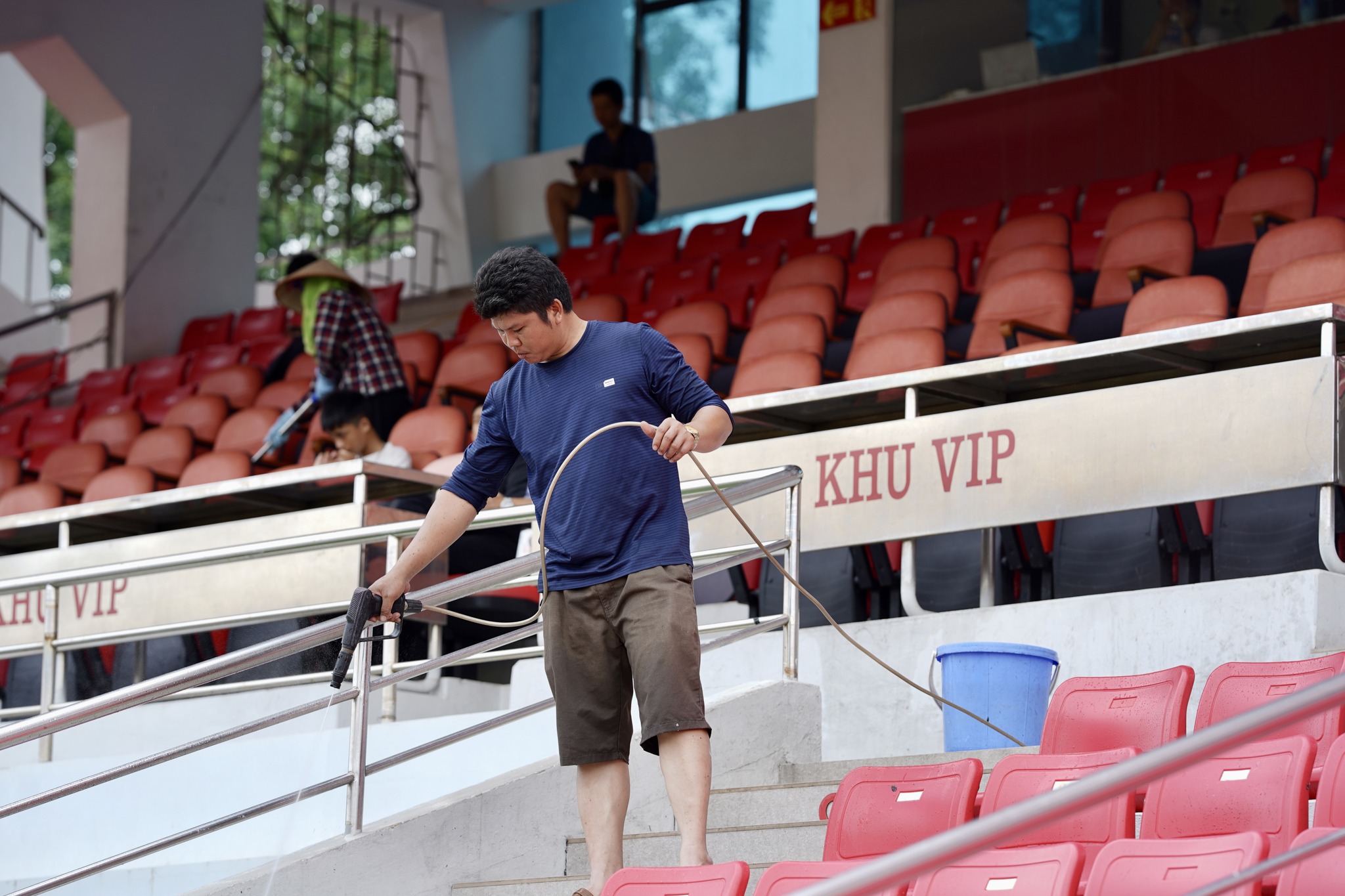 Bầu Hoàn thị sát sân Lạch Tray trước trận đấu của ĐT Việt Nam 3