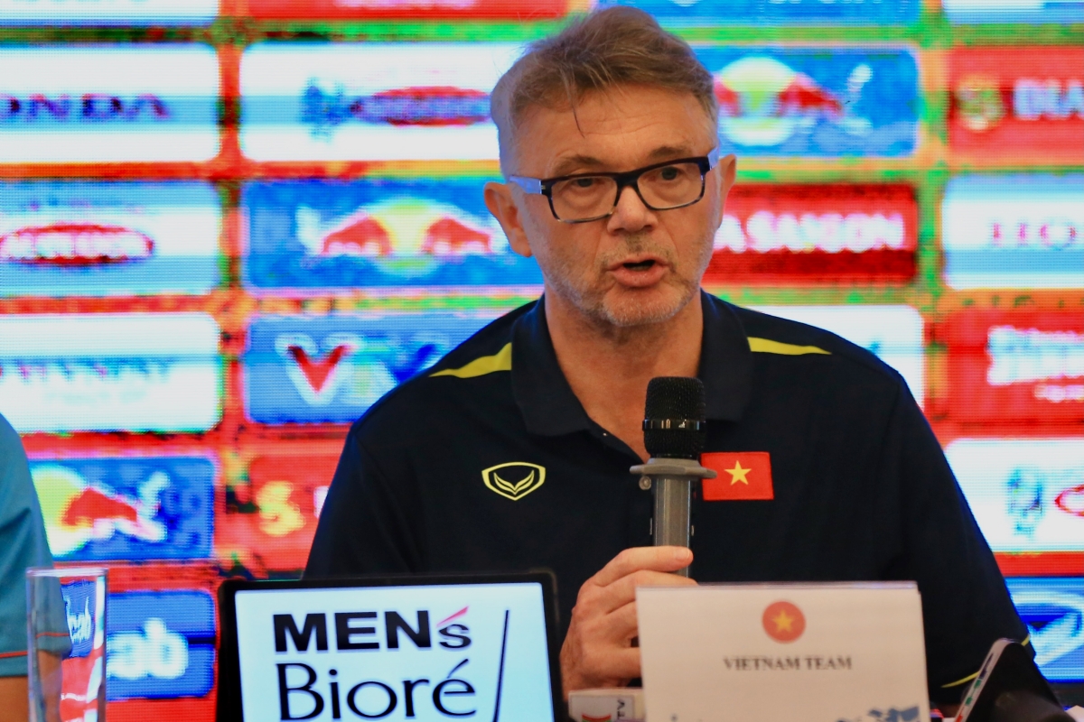 HLV Philippe Troussier trả lời họp báo trước trận gặp Hồng Kông HLV Philippe Troussier tra loi hop bao truoc tran gap Hong Kong