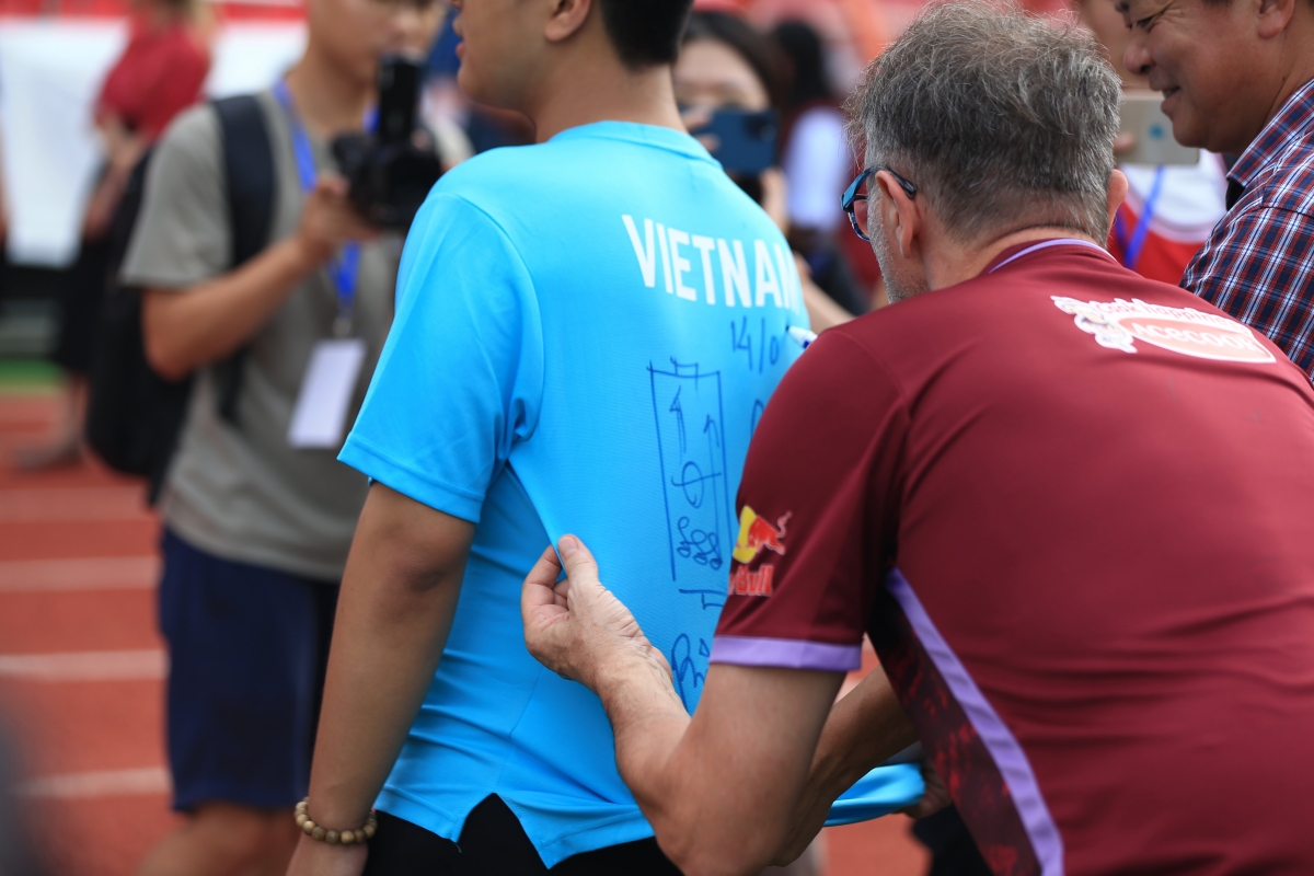 HLV Philippe Troussier tren san Lach Tray 14/6