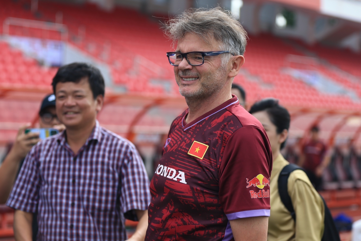 HLV Philippe Troussier tren san Lach Tray 14/6