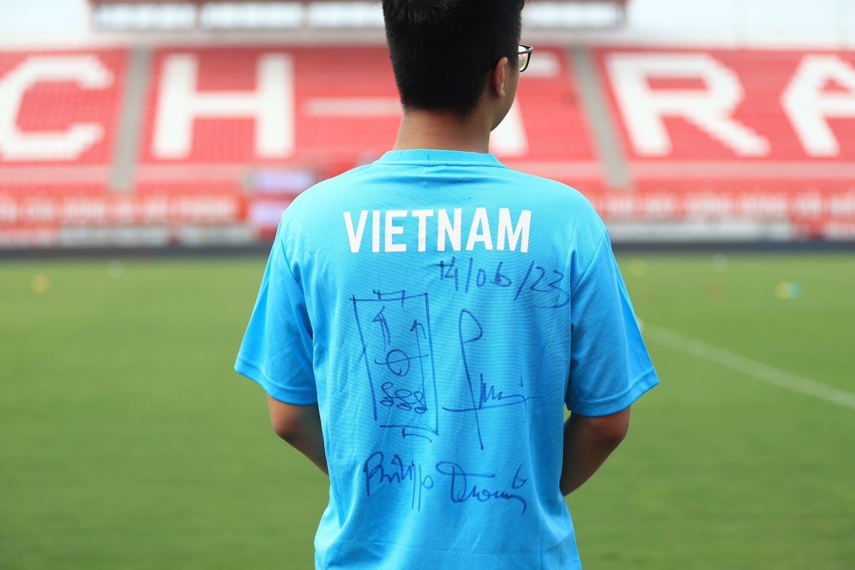 HLV Philippe Troussier tren san Lach Tray 14/6