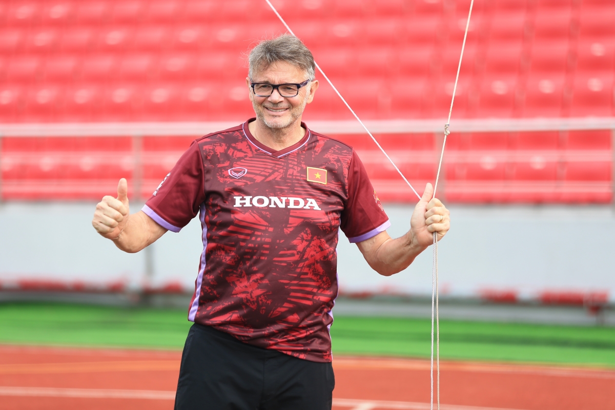 HLV Philippe Troussier tren san Lach Tray 14/6