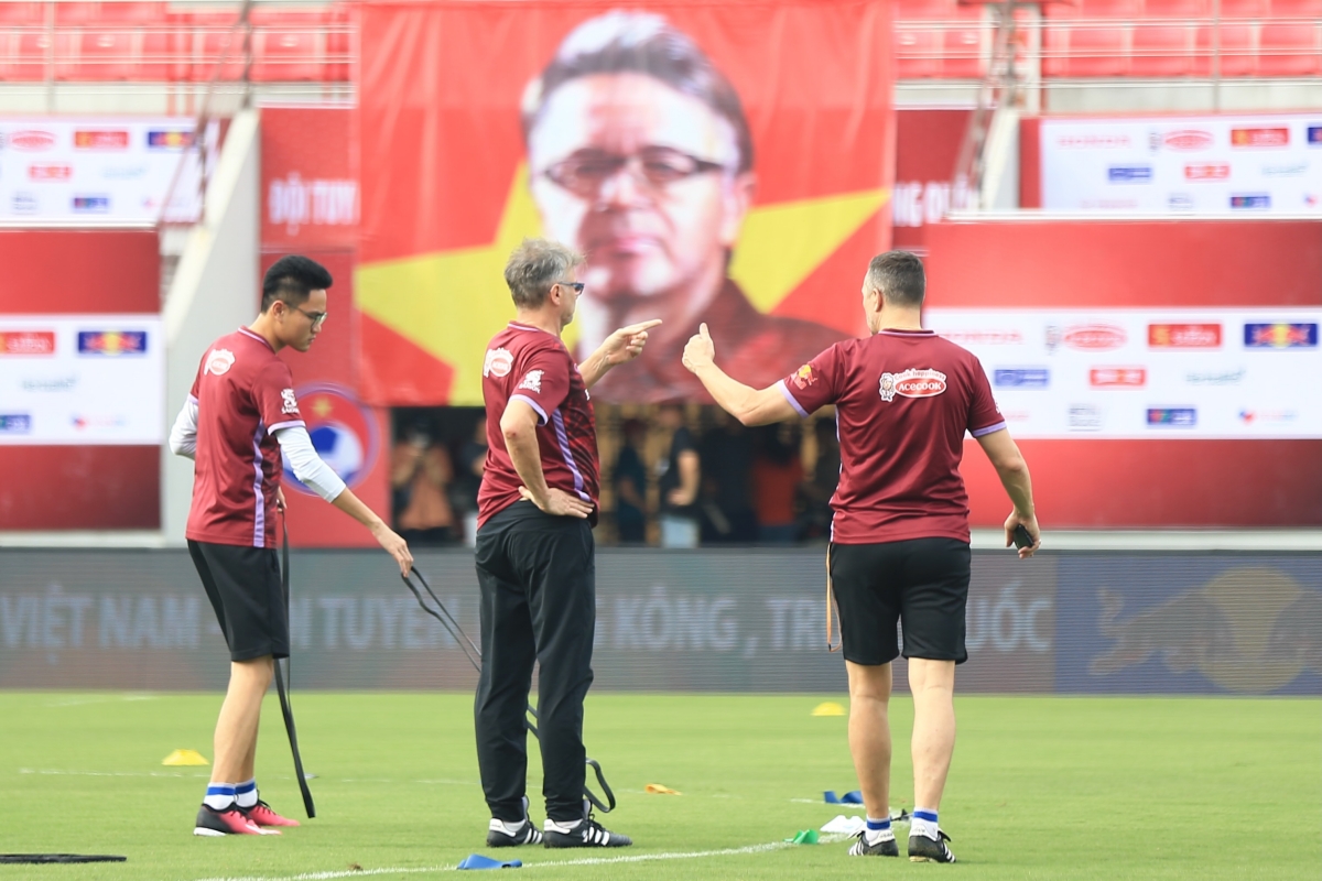 HLV Philippe Troussier tren san Lach Tray 14/6