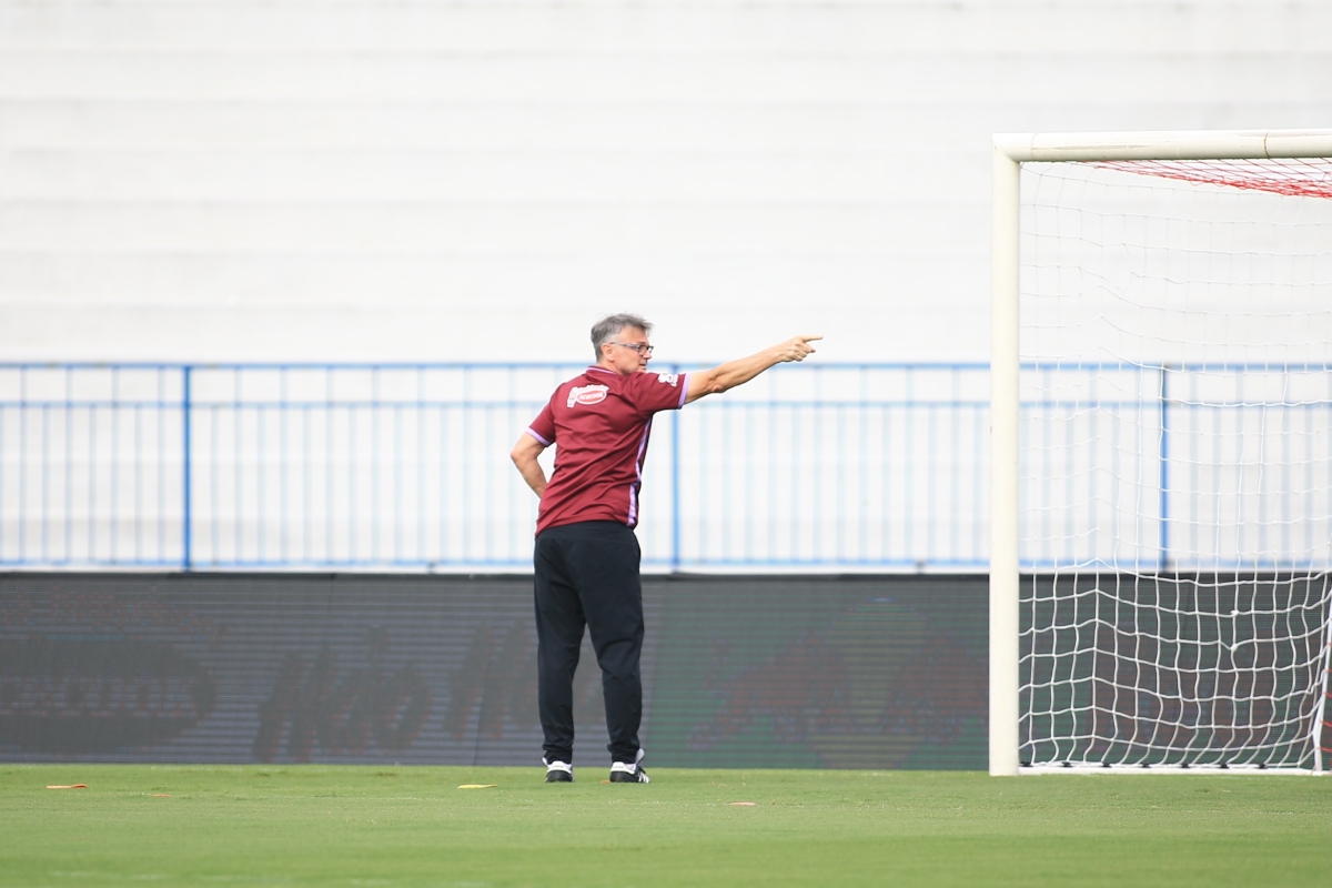 HLV Philippe Troussier tren san Lach Tray 14/6