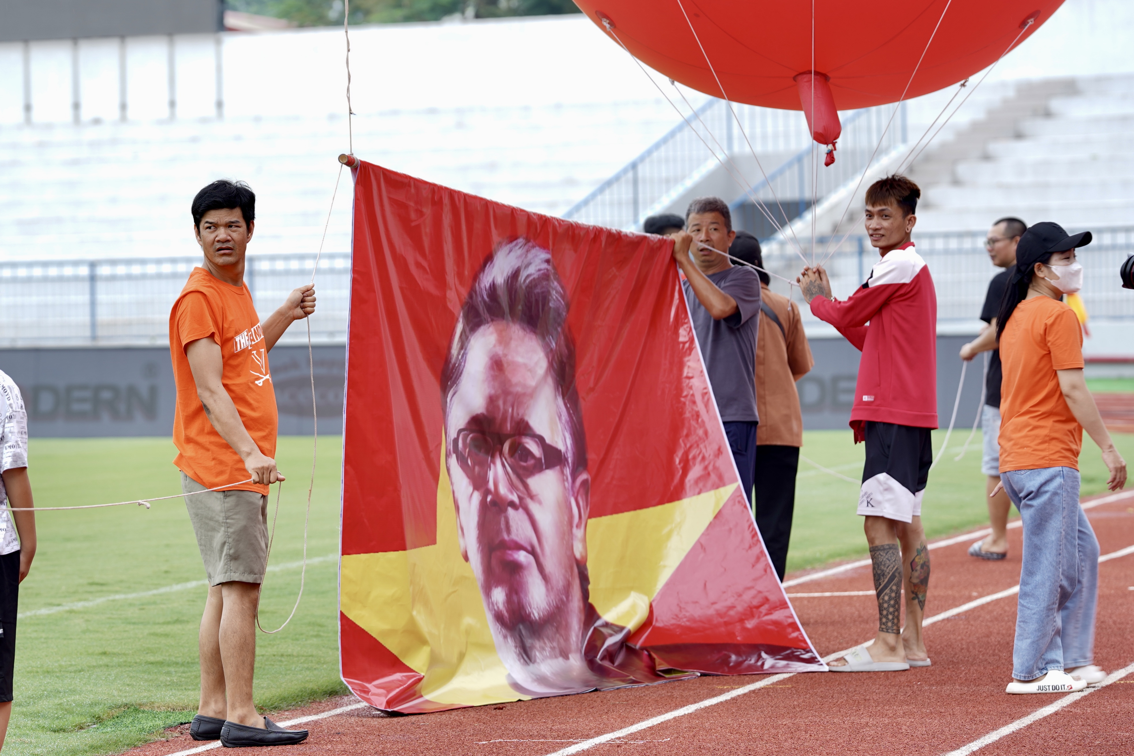 Bầu Hoàn thị sát sân Lạch Tray trước trận đấu của ĐT Việt Nam 6