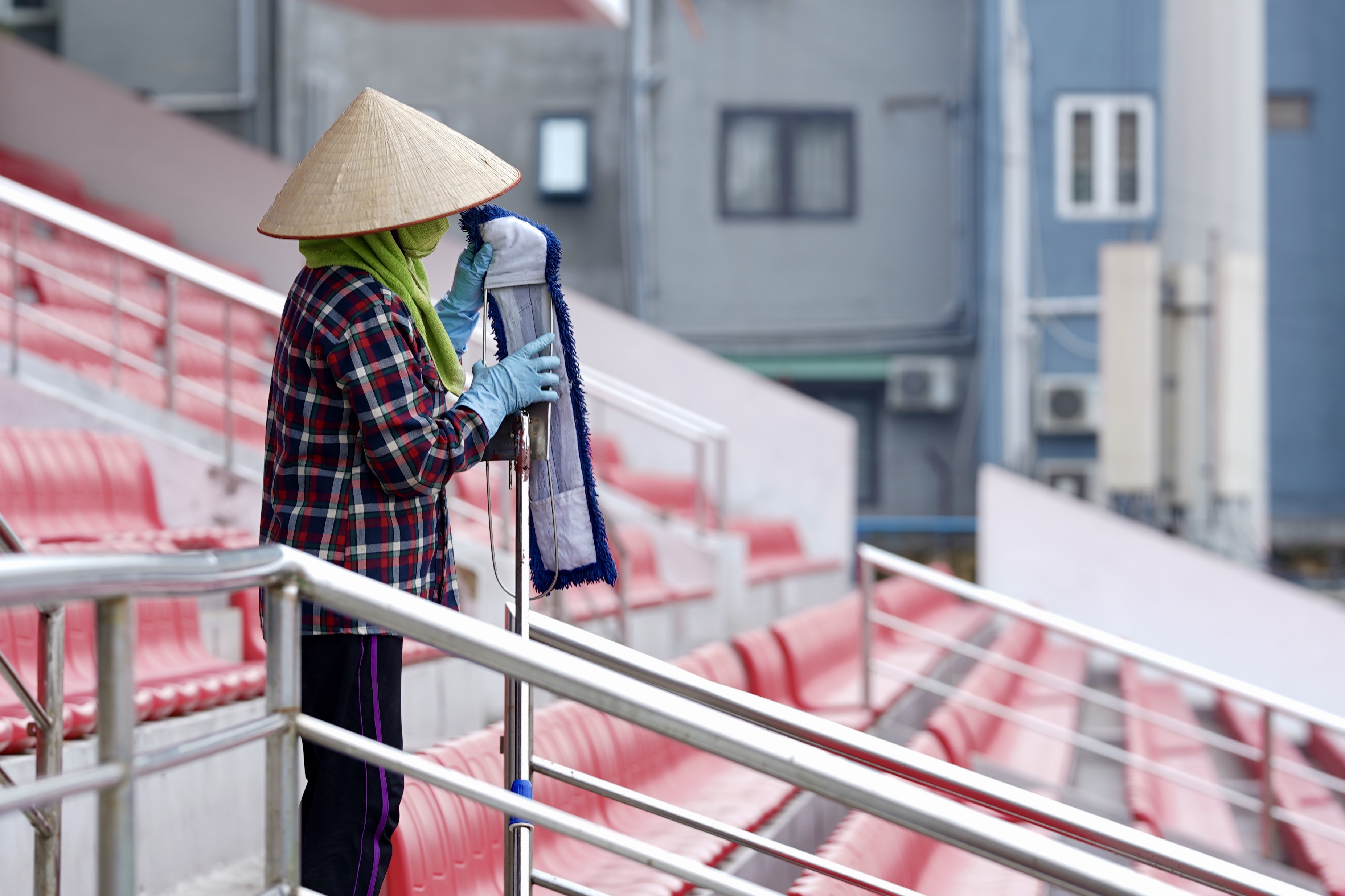 Bầu Hoàn thị sát sân Lạch Tray trước trận đấu của ĐT Việt Nam 2