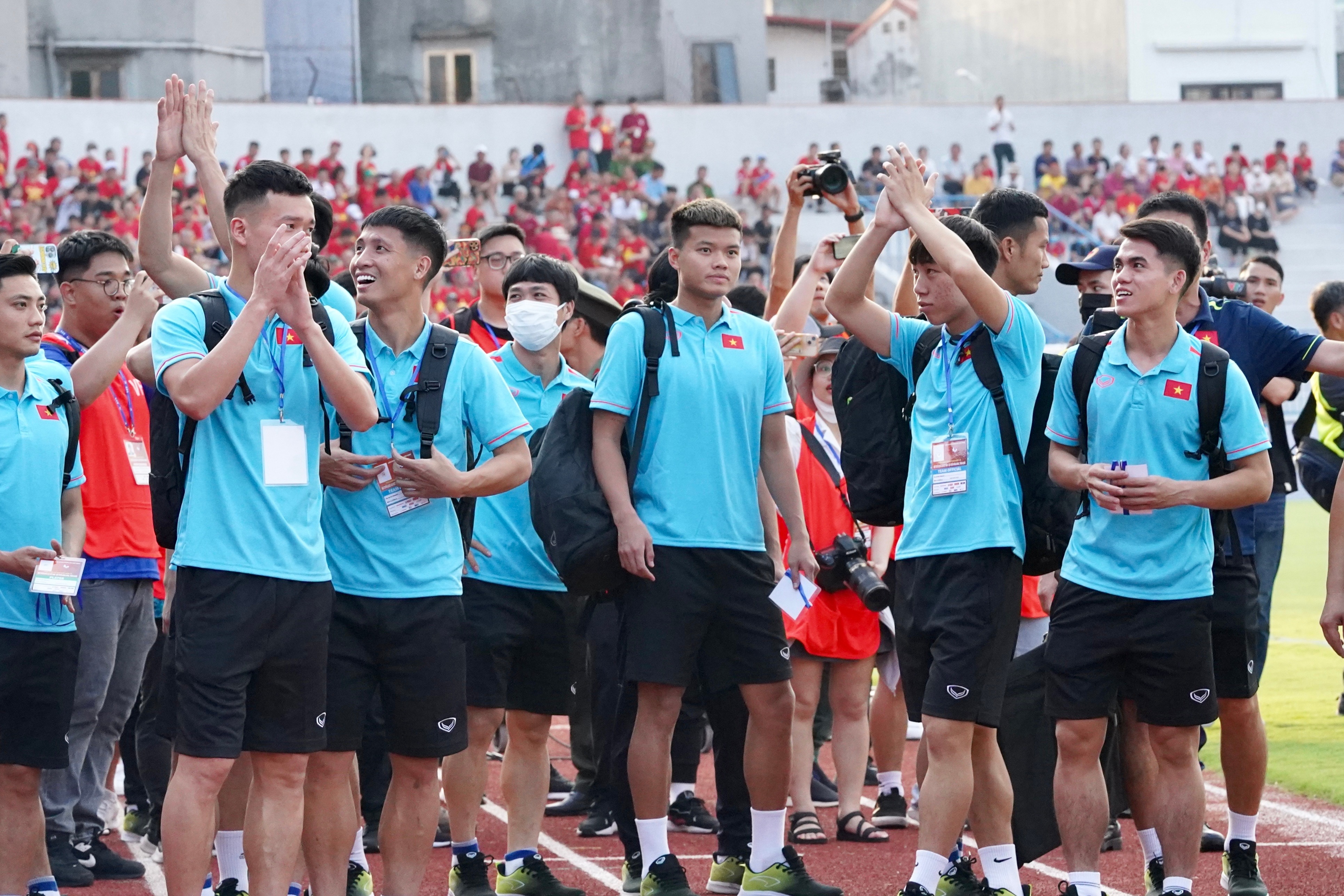 NHM Hải Phòng nhuộm đỏ sân Lạch Tray chào đón ĐT Việt Nam 6 NHM Hải Phòng nhuộm đỏ sân Lạch Tray chào đón ĐT Việt Nam 6