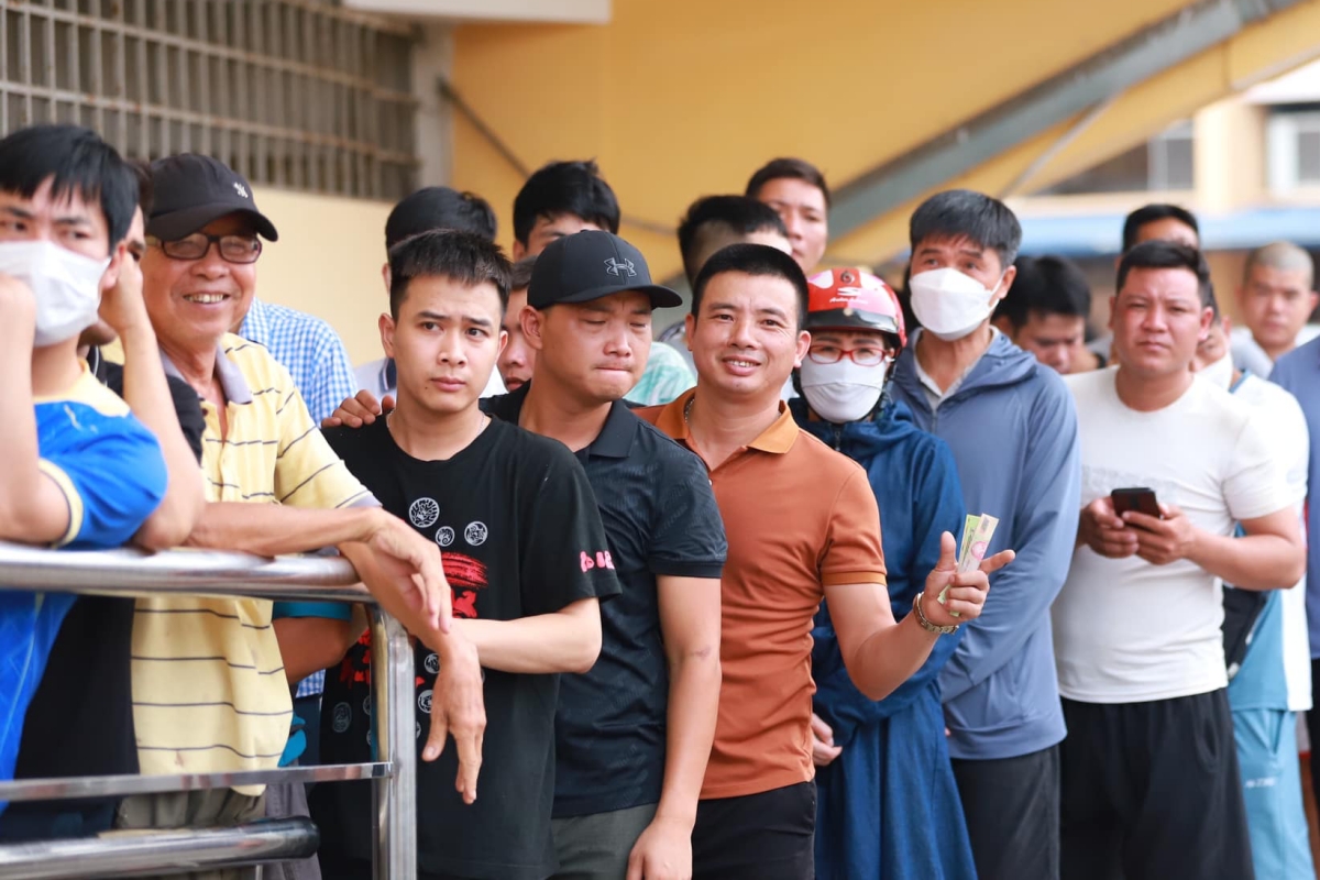 CdV xep hang mua ve xem tran dau giua dT Viet Nam vs Syria