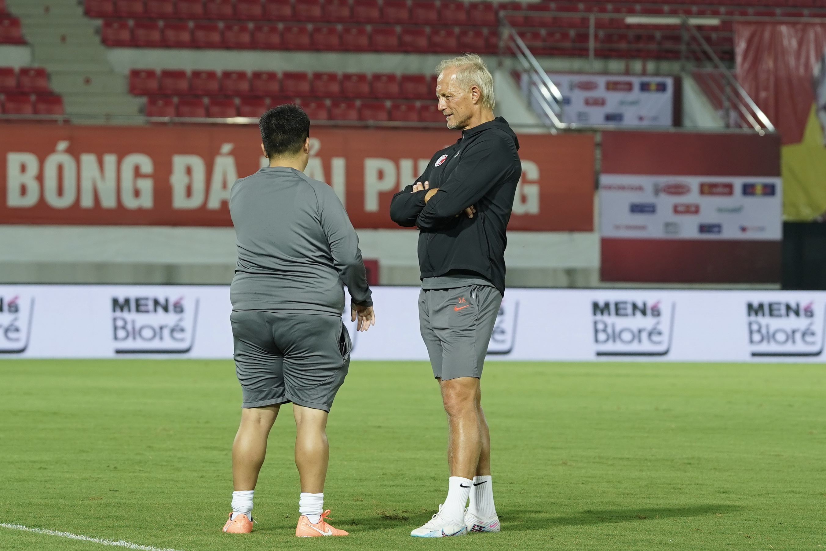 Dàn sao nhập tịch của Hồng Kông (TQ) nổi bật trong buổi làm quen sân 5 Dàn sao nhập tịch của Hồng Kông (TQ) nổi bật trong buổi làm quen sân 5