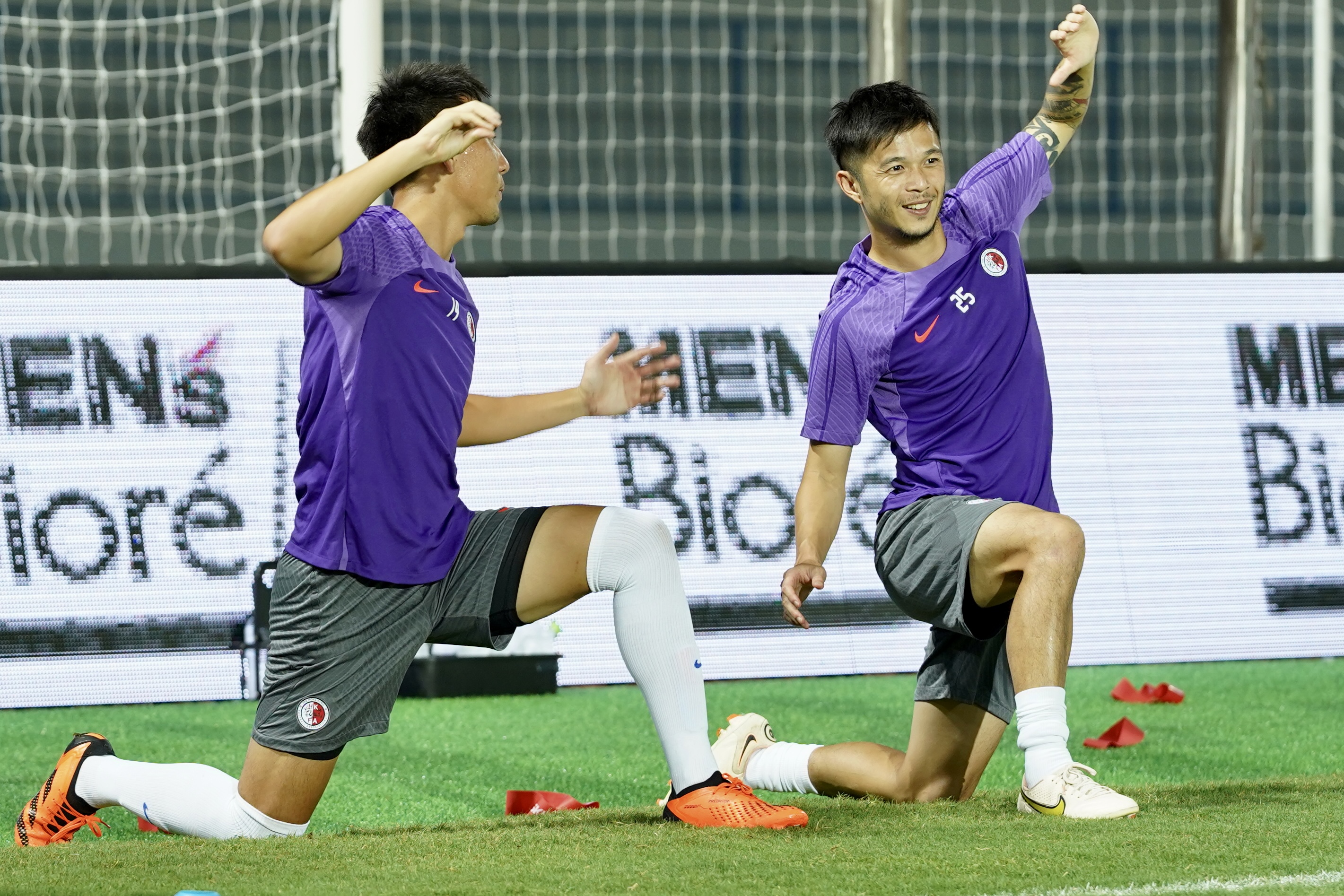 Dàn sao nhập tịch của Hồng Kông (TQ) nổi bật trong buổi làm quen sân 6 Dàn sao nhập tịch của Hồng Kông (TQ) nổi bật trong buổi làm quen sân 6