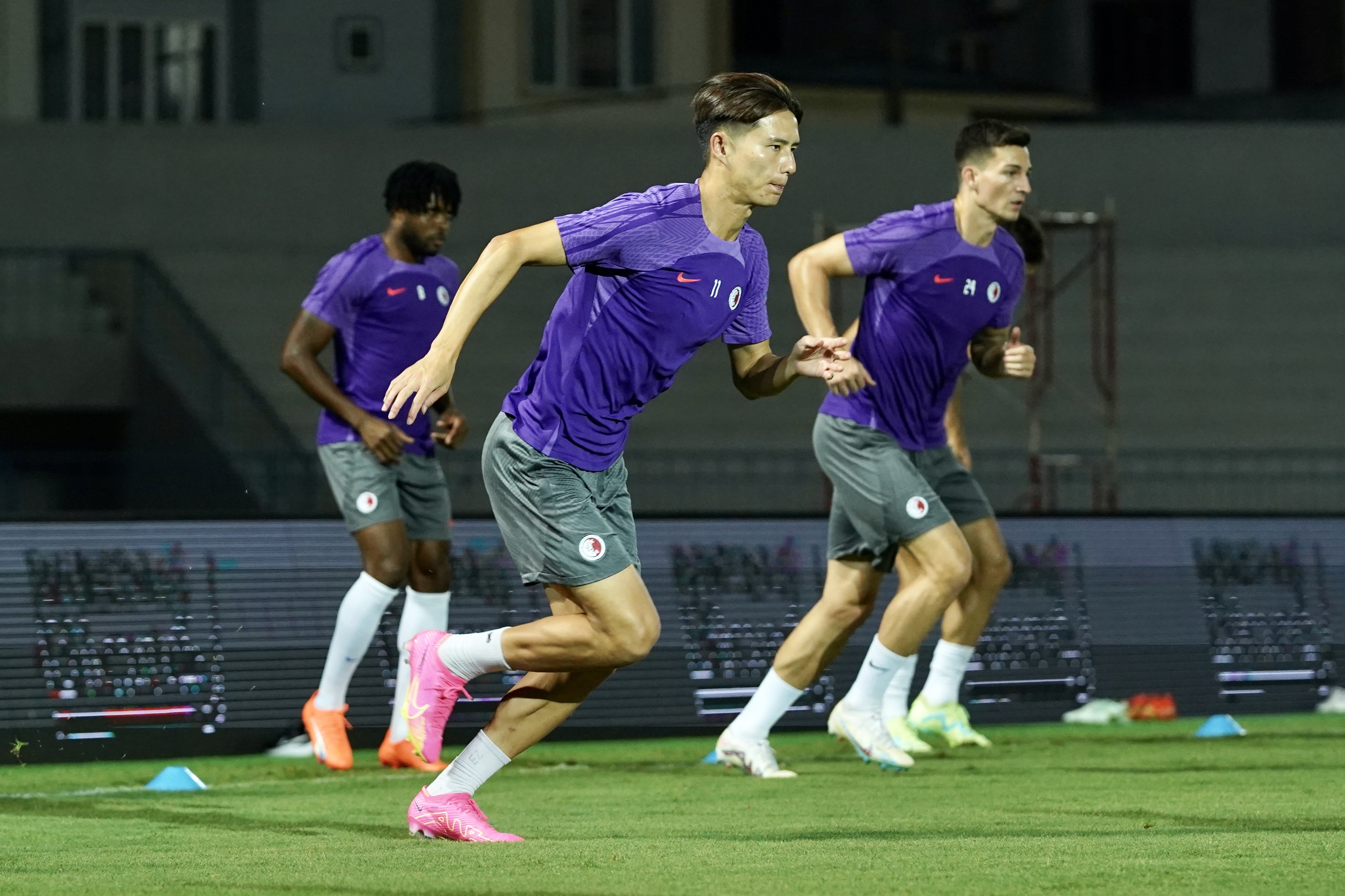 Dàn sao nhập tịch của Hồng Kông (TQ) nổi bật trong buổi làm quen sân 4 Dàn sao nhập tịch của Hồng Kông (TQ) nổi bật trong buổi làm quen sân 4