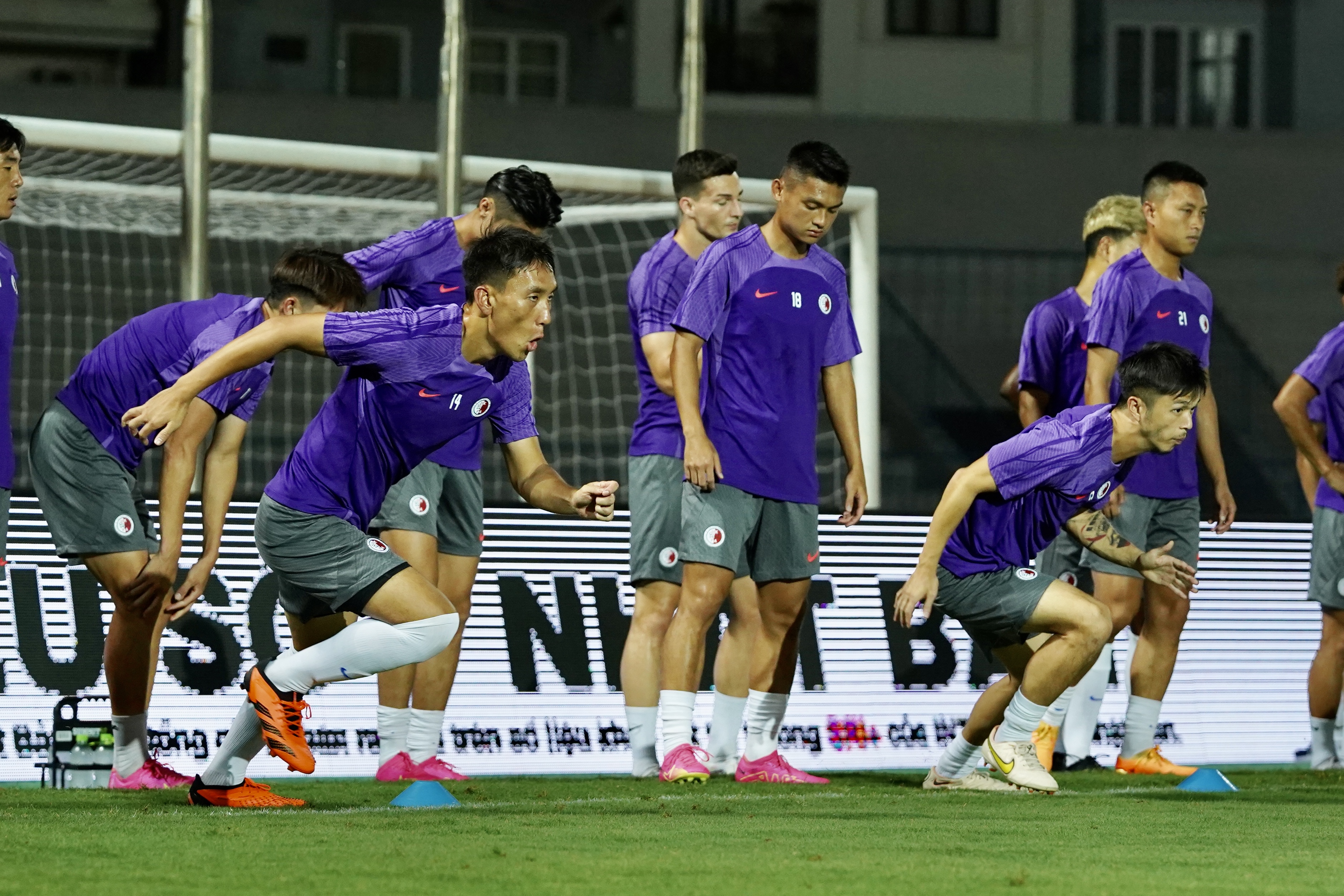 Dàn sao nhập tịch của Hồng Kông (TQ) nổi bật trong buổi làm quen sân 8 Dàn sao nhập tịch của Hồng Kông (TQ) nổi bật trong buổi làm quen sân 8